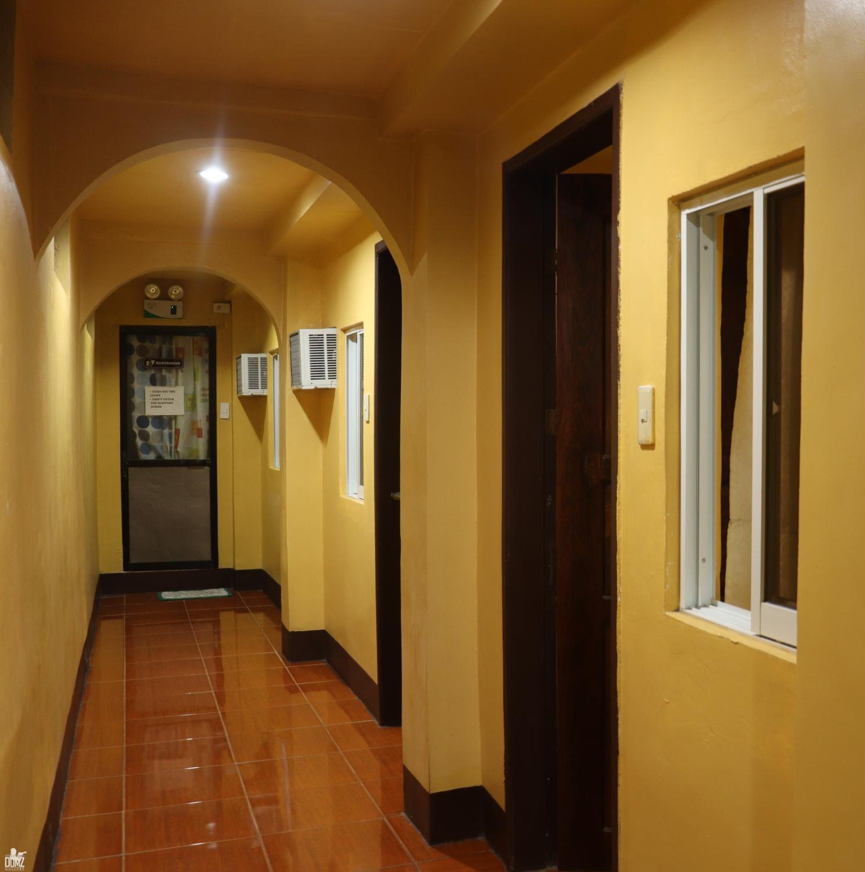 Basic Triple Room with Shared Bathroom - No Window photo 3