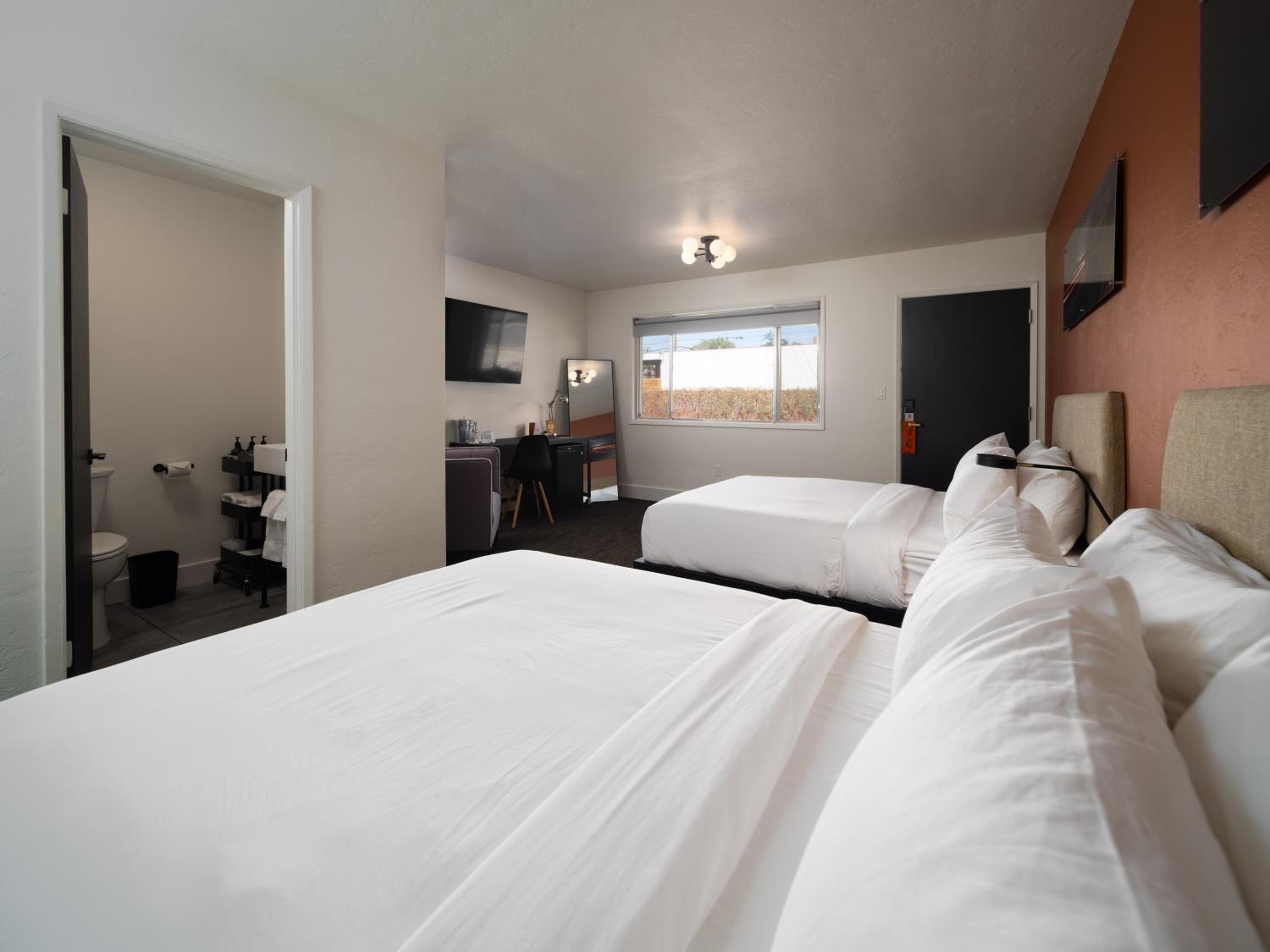 Queen Room with Two Queen Beds photo 2