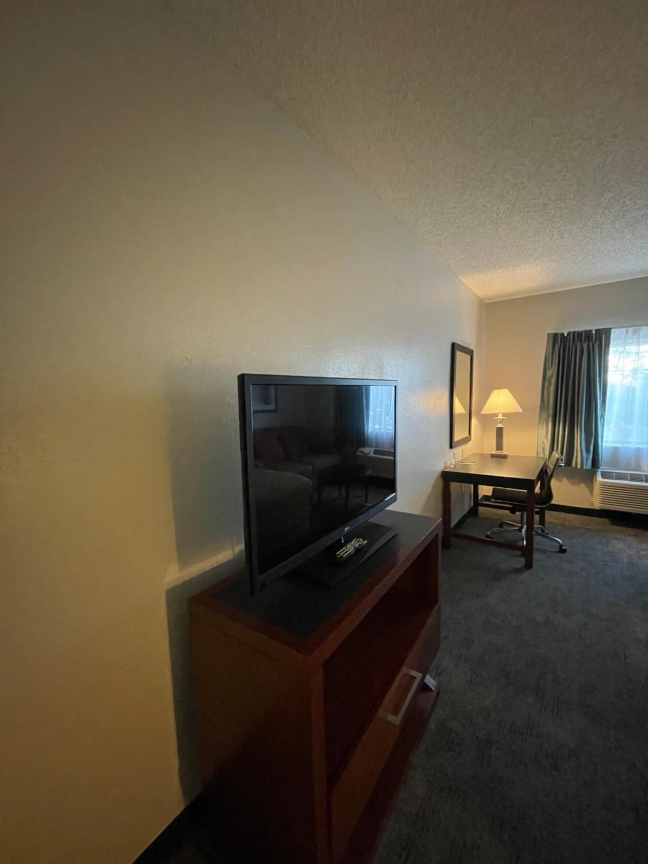 King Room - Non-Smoking - Photo 3