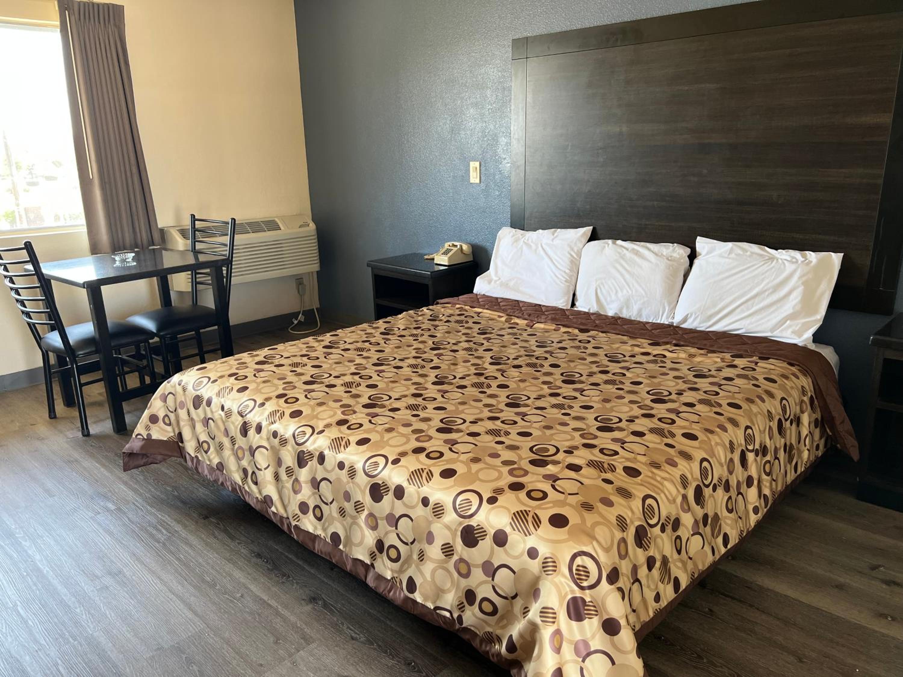 Standard King Room photo 1