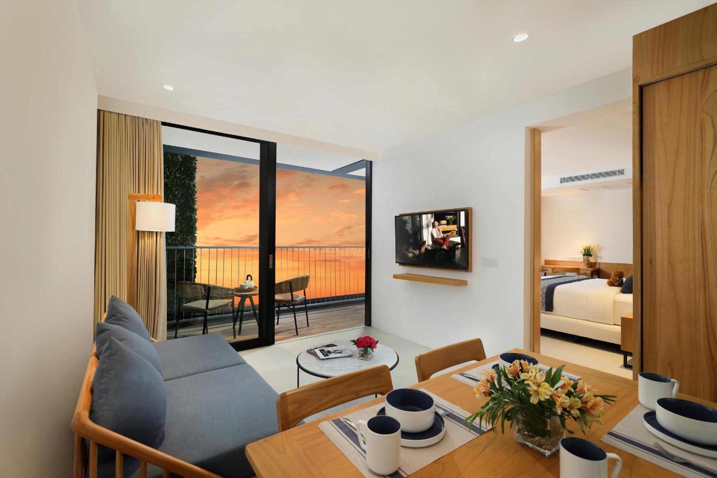 One-Bedroom Premier - Photo 2
