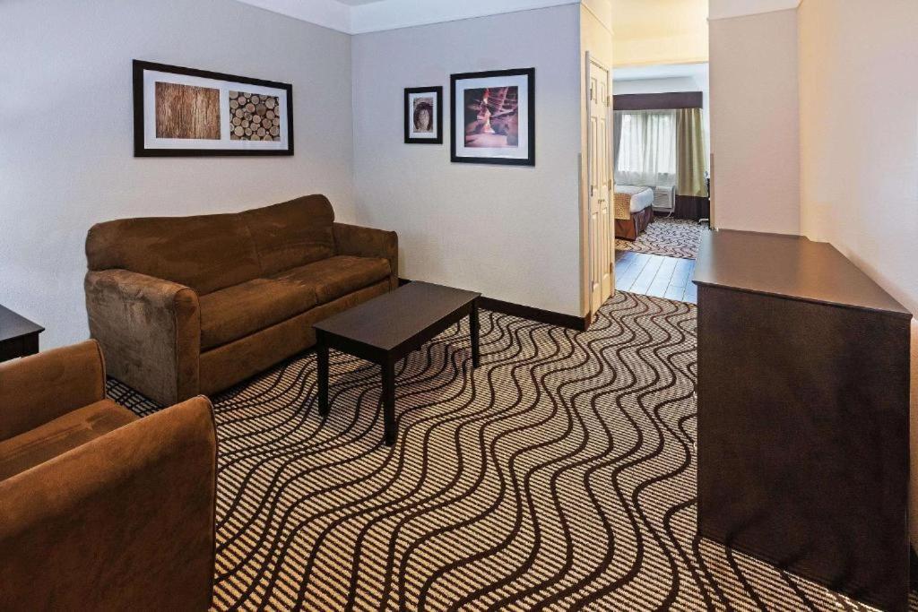 1 King Bed, Executive Mobility Access Suite, Bathtub W/ Grab Bars, Non-Smoking photo 1