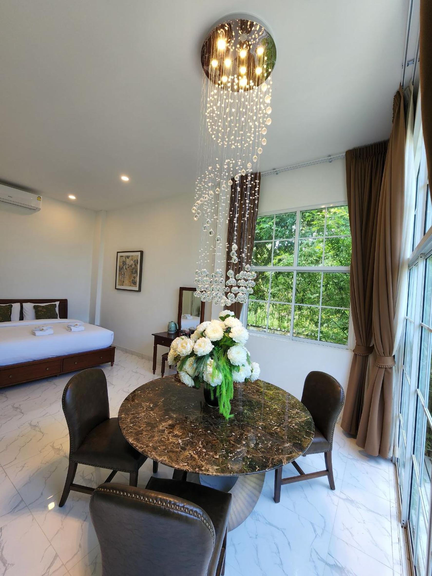 Deluxe Room - Photo 7