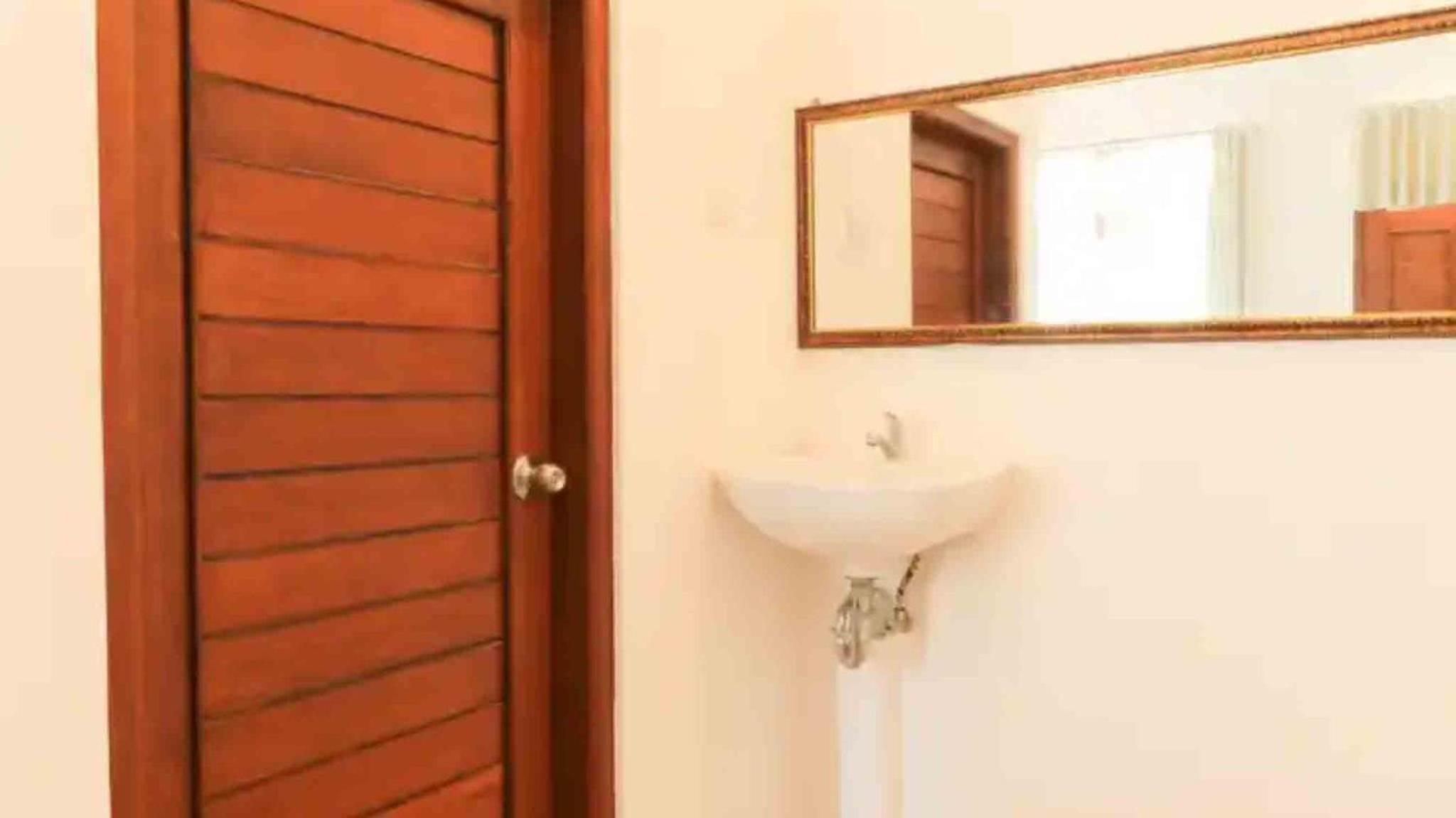 Standard Queen Room - Photo 8