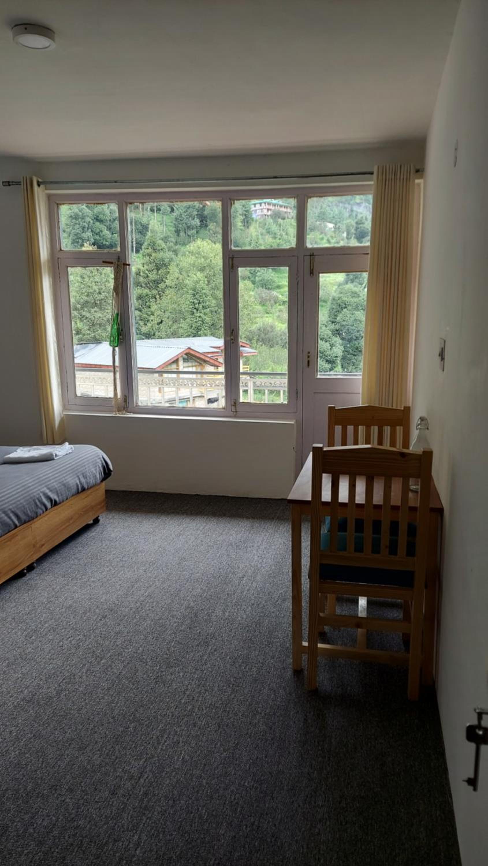 Deluxe Double Room with Balcony - Photo 11