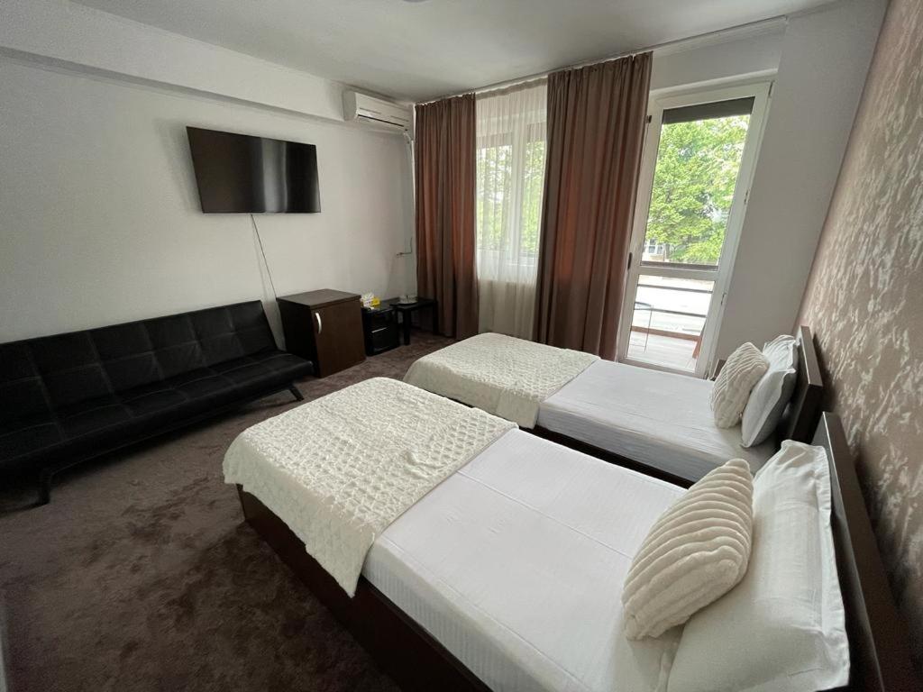 Twin Room with Balcony - Photo 2