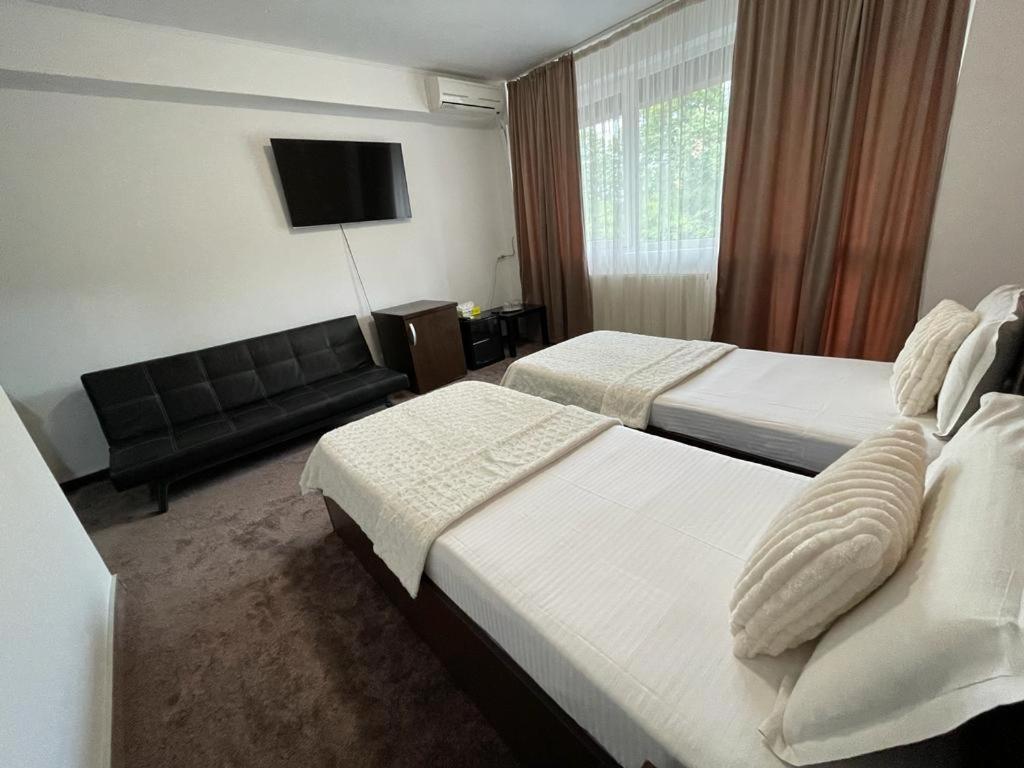 Twin Room with Balcony - Photo 1