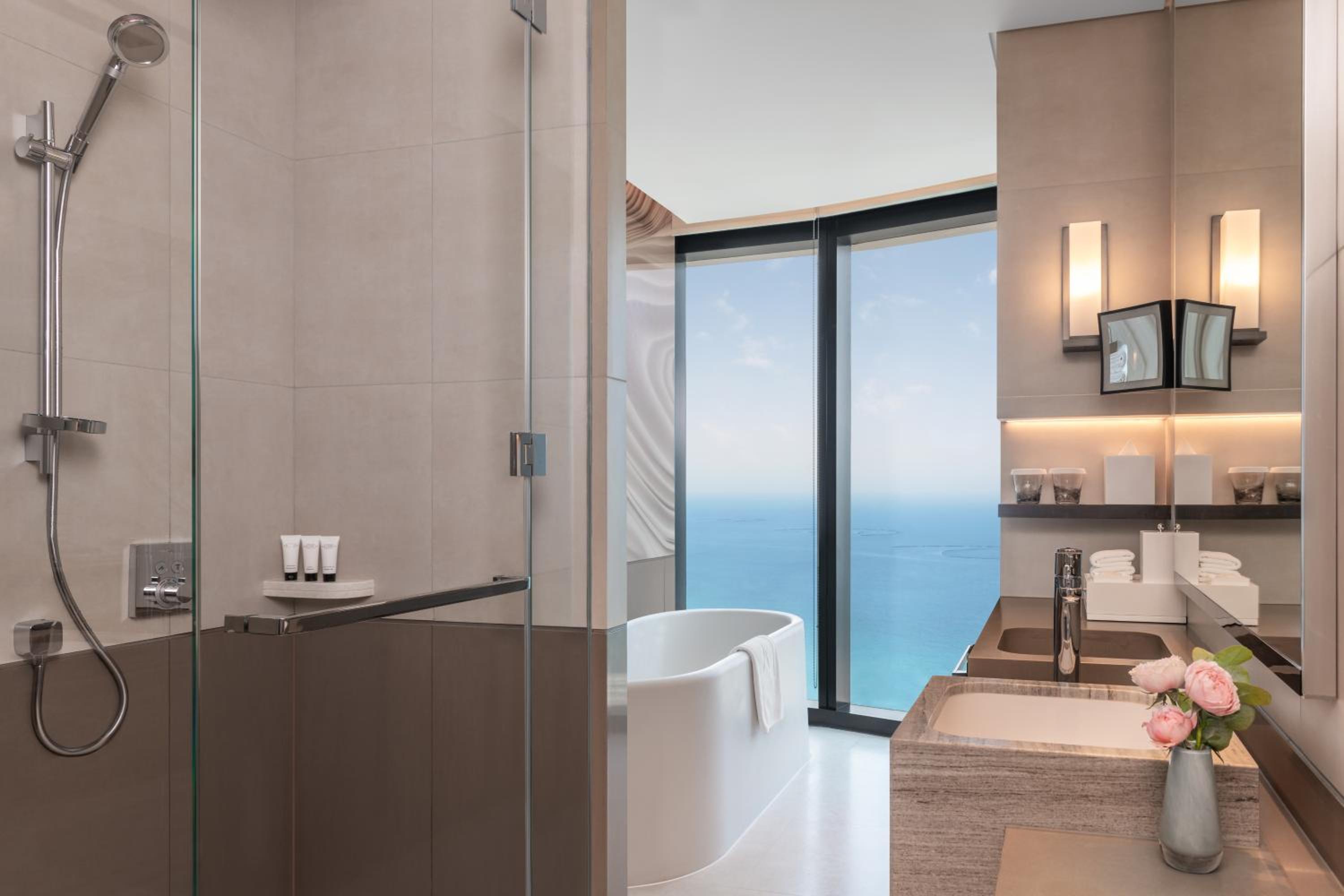 One Bedroom Sea View Suite & World's Highest Infinity Pool Access