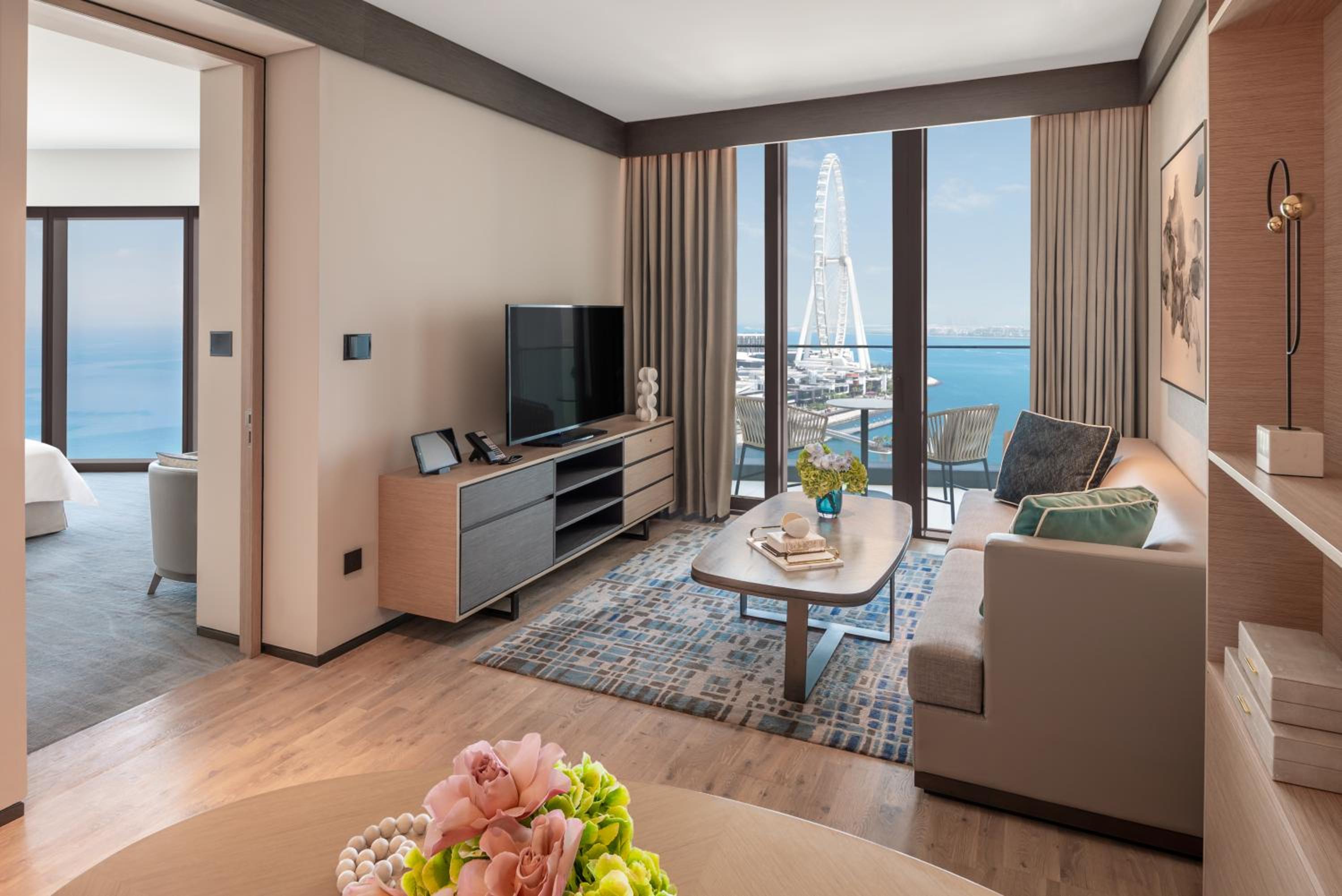 One Bedroom Sea View Suite & World's Highest Infinity Pool Access