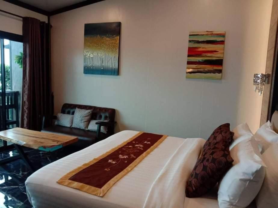 Suite - Photo 1