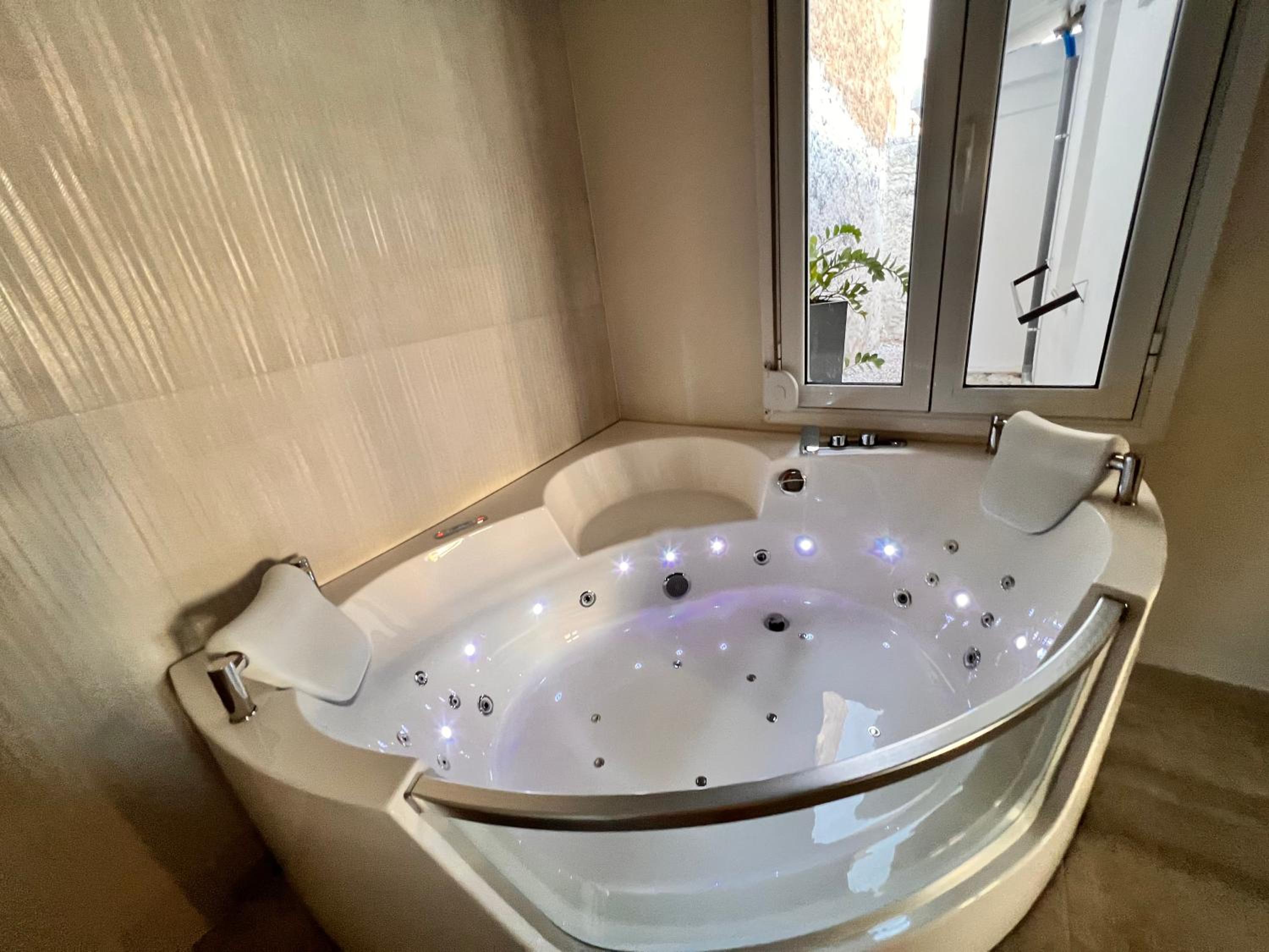 King Suite - Photo 6
