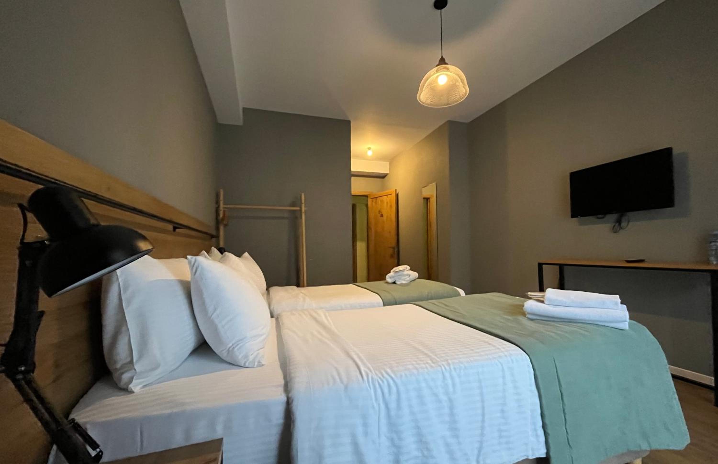 Twin Room with City View - Photo 3