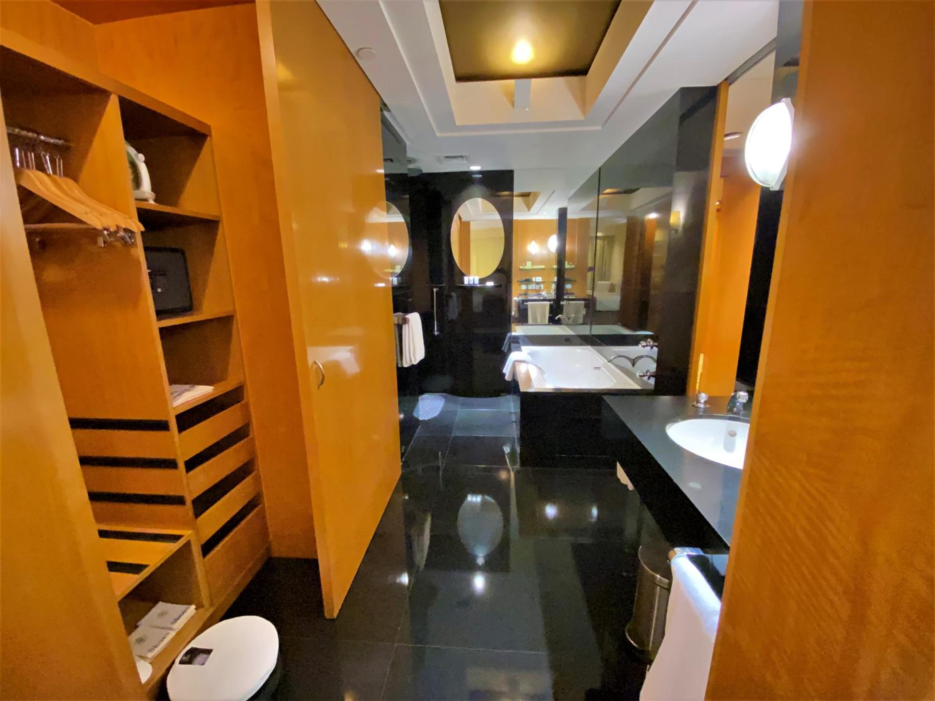 The Grand Club Room with 20% off on session of 30 mins Spa,15% off on food & soft beverage services,20% Discount on Laundry service Per stay per room - Photo 3