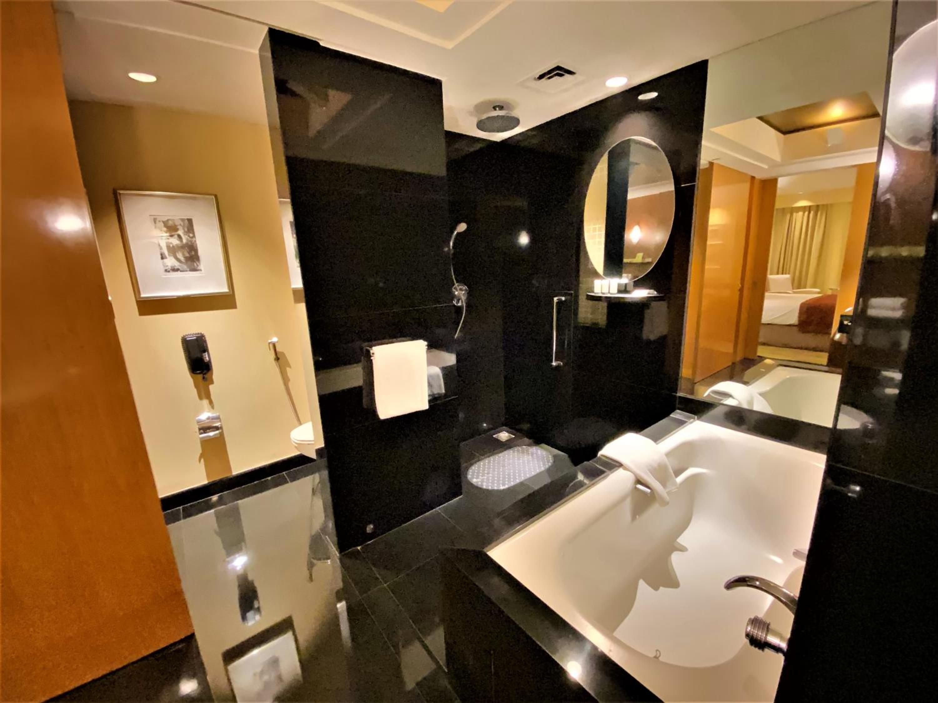 Business Suite with 20% off on session of 30 mins Spa,15% off on food & soft beverage services,20% Discount on Laundry service Per stay per room - Photo 5