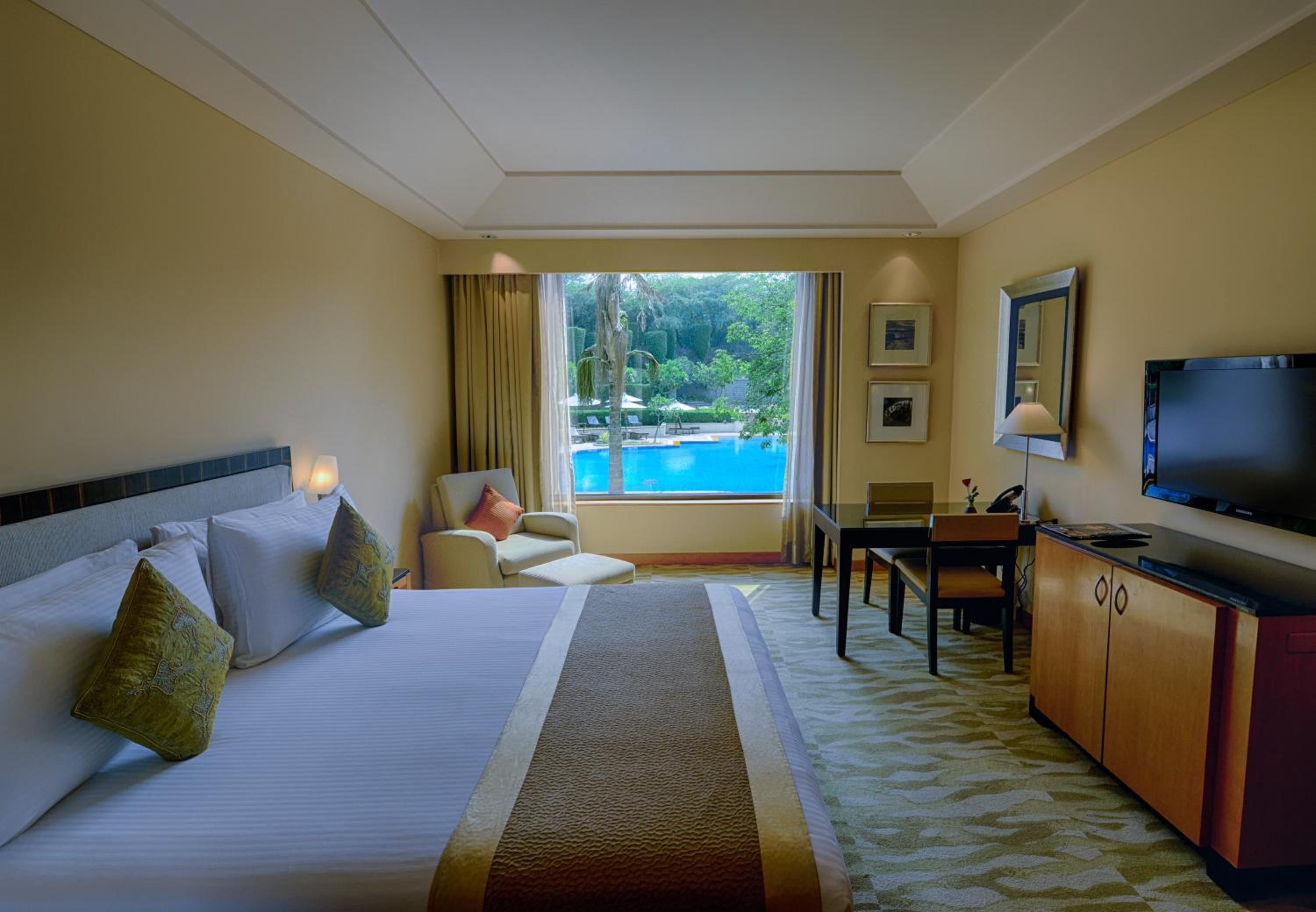 The Grand Deluxe Room with King Bed with 20% off on session of 30 mins Spa,15% off on food & soft beverage services,20% Discount on Laundry service Per stay per room - Photo 1