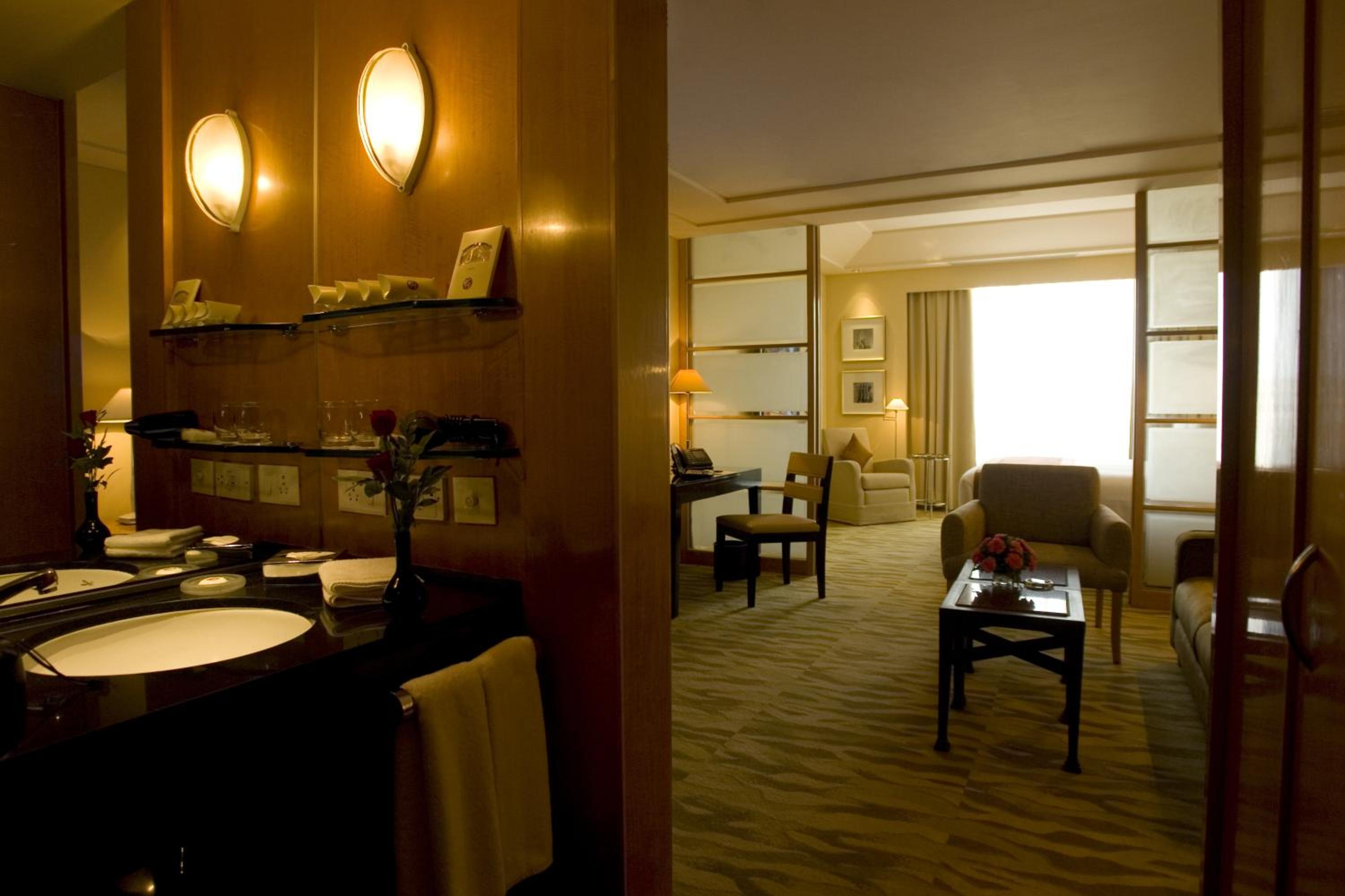 Business Suite with 20% off on session of 30 mins Spa,15% off on food & soft beverage services,20% Discount on Laundry service Per stay per room - Photo 3