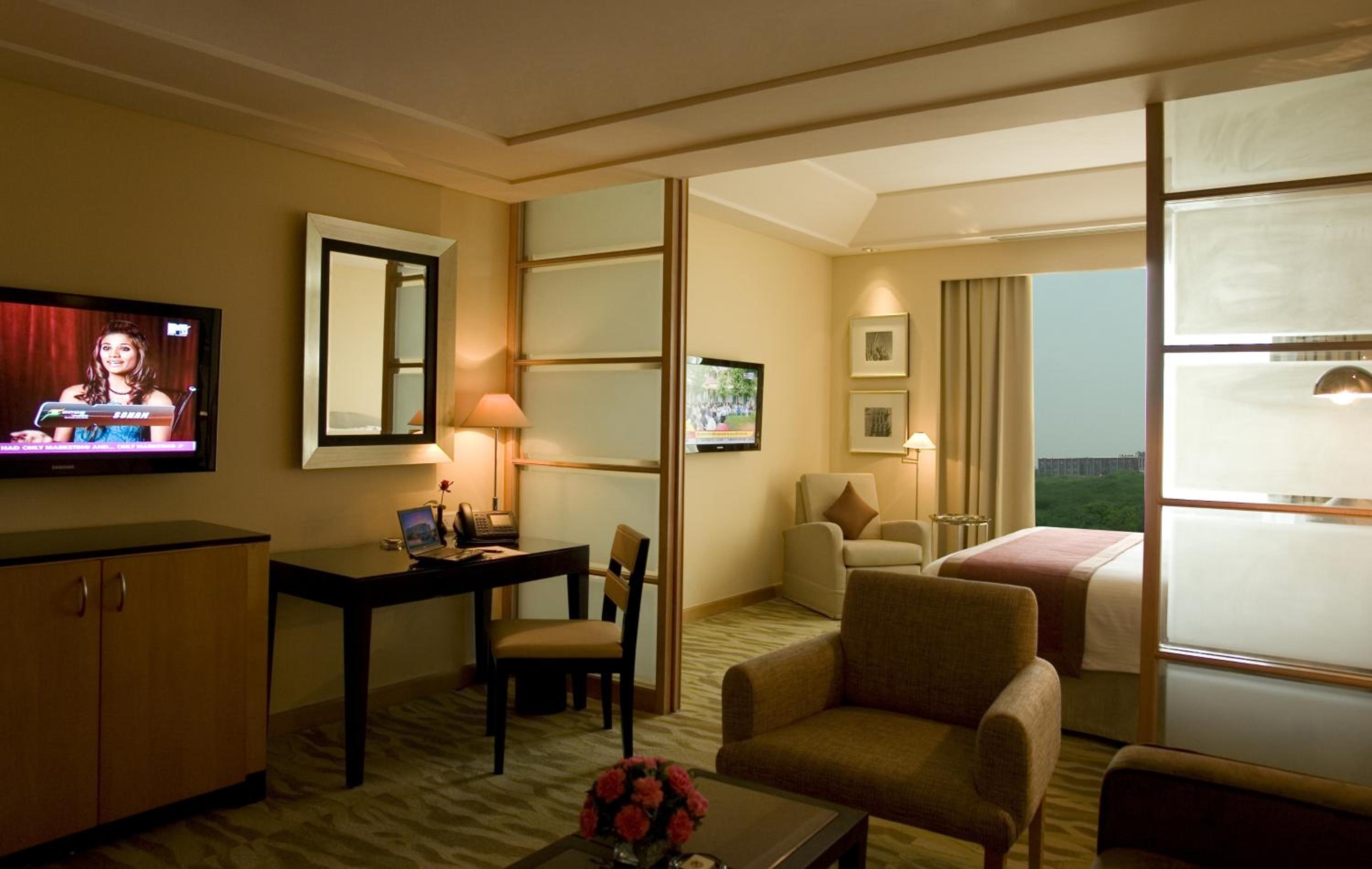 Business Suite with 20% off on session of 30 mins Spa,15% off on food & soft beverage services,20% Discount on Laundry service Per stay per room - Photo 4