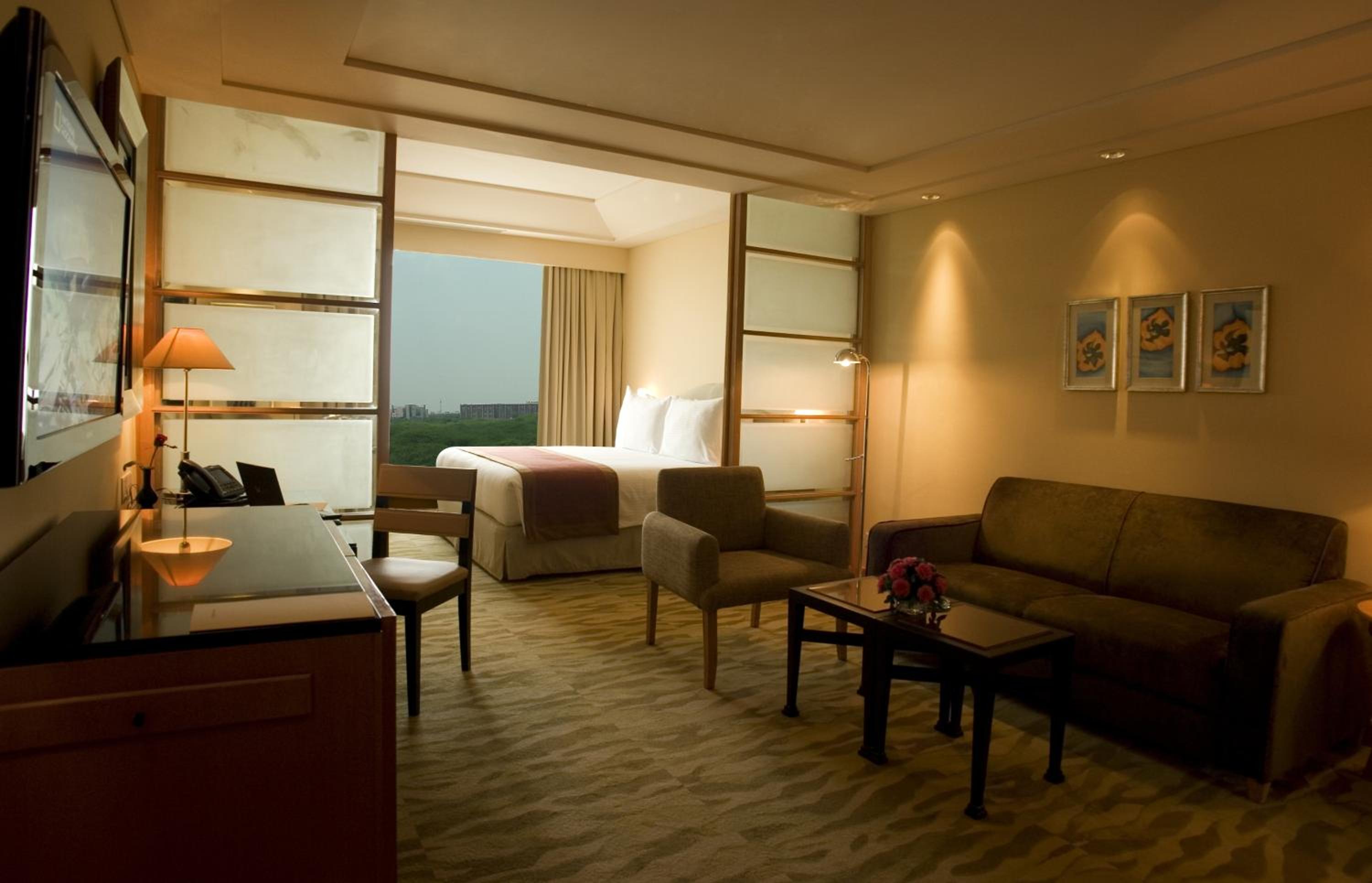 Business Suite with 20% off on session of 30 mins Spa,15% off on food & soft beverage services,20% Discount on Laundry service Per stay per room - Photo 1