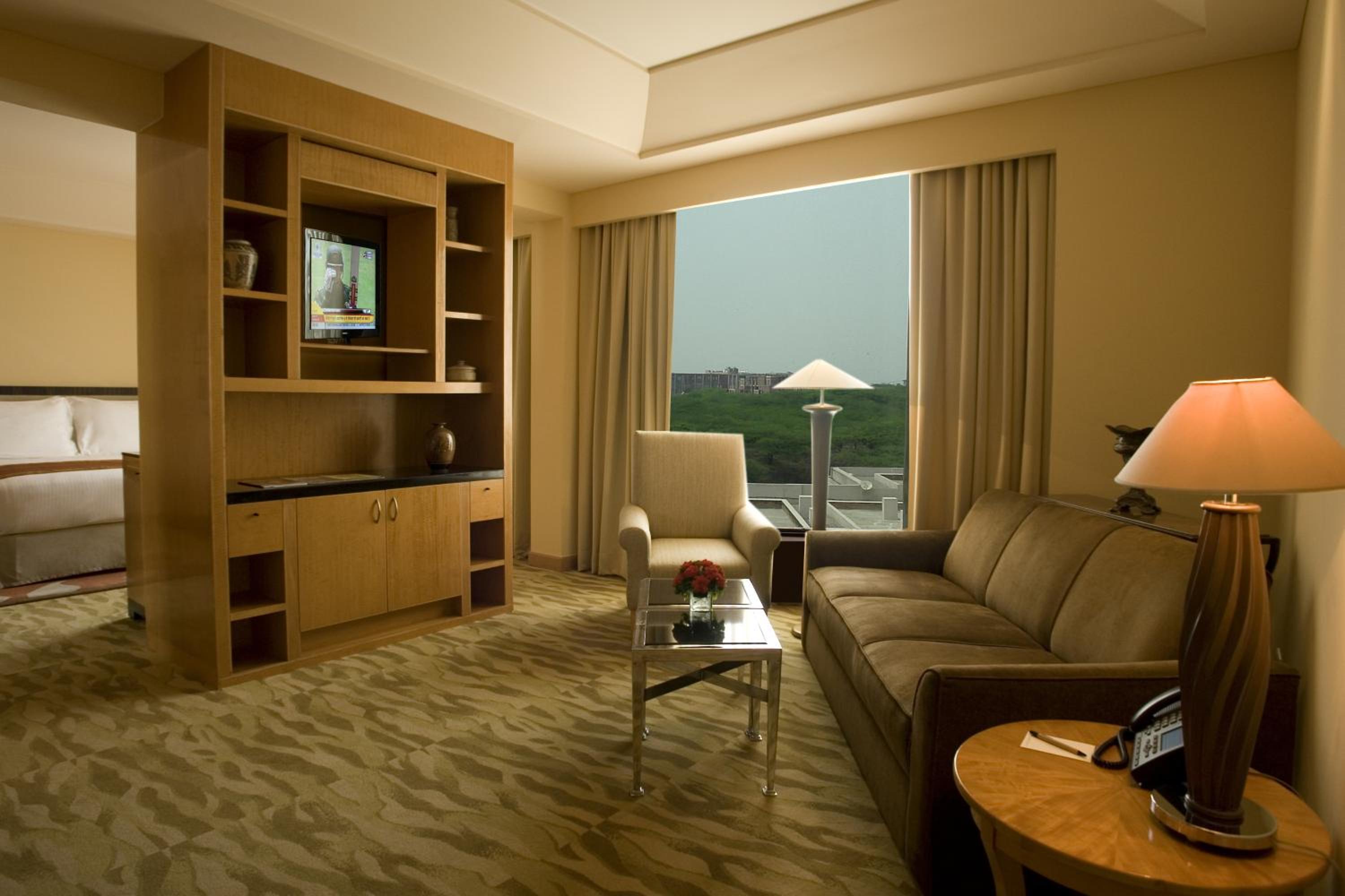 Executive Suite with 20% off on session of 30 mins Spa,15% off on food & Soft beverage services,20% Discount on Laundry service Per stay per room - Photo 4