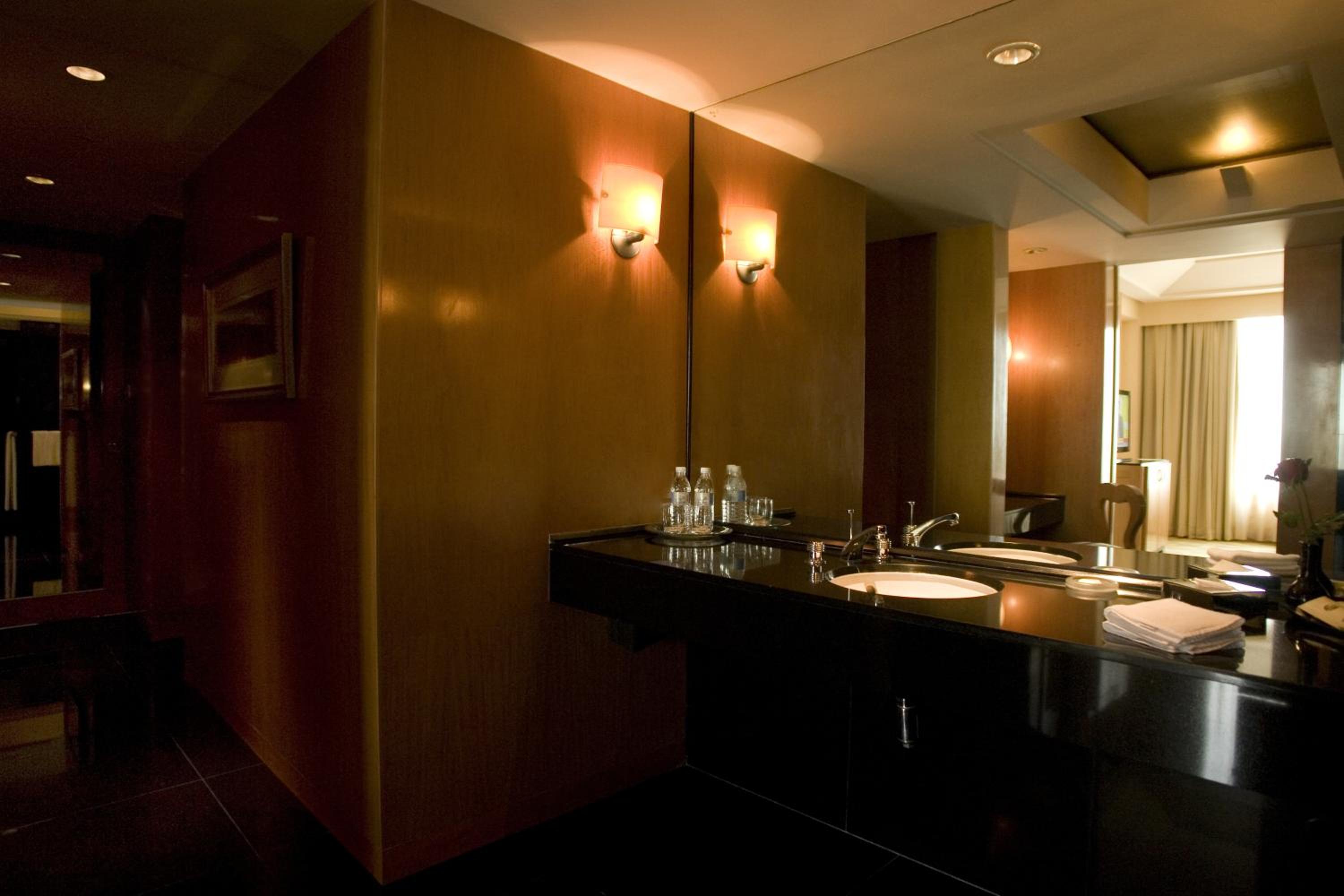 Executive Suite with 20% off on session of 30 mins Spa,15% off on food & Soft beverage services,20% Discount on Laundry service Per stay per room - Photo 3