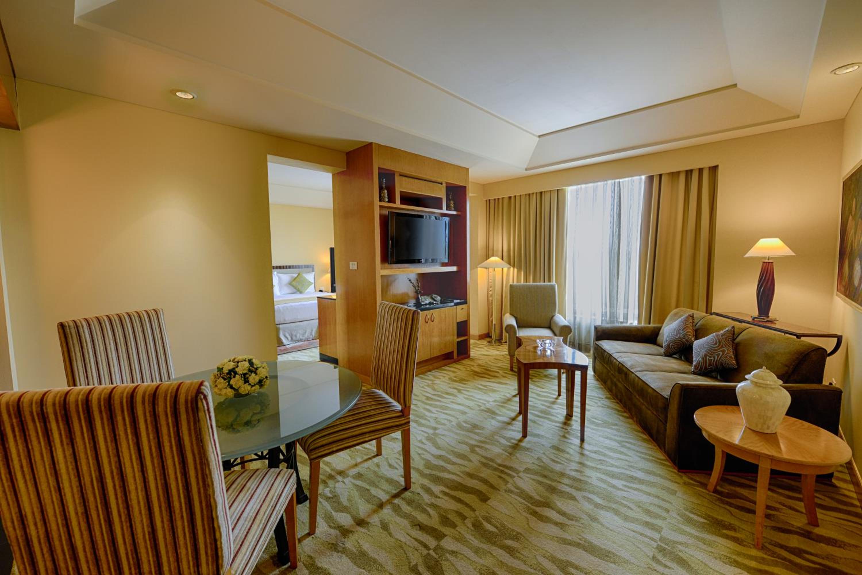 Executive Suite with 20% off on session of 30 mins Spa,15% off on food & Soft beverage services,20% Discount on Laundry service Per stay per room - Photo 2