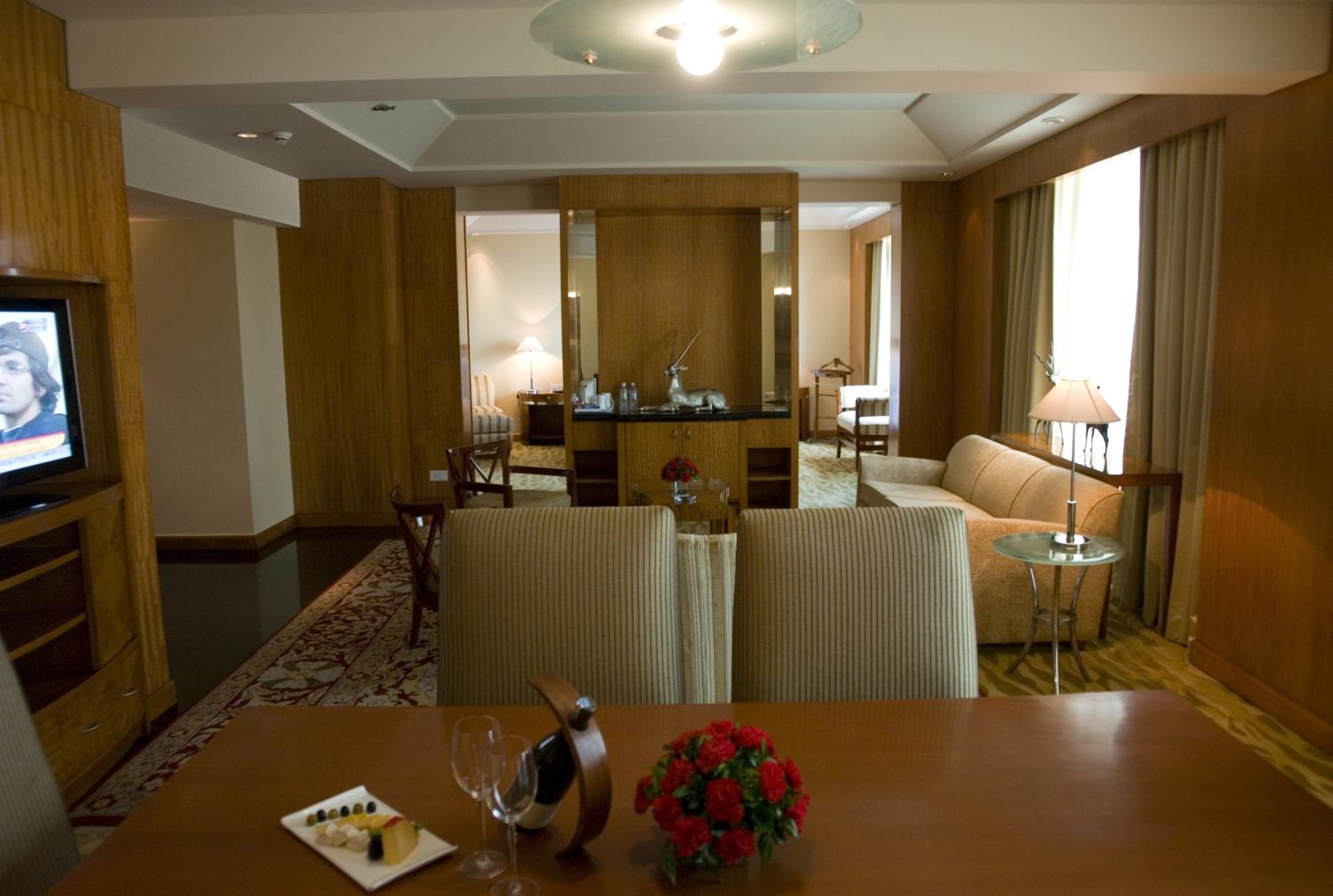 Diplomatic Suite with 20% off on session of 30 mins Spa,15% off on food & soft beverage services,20% Discount on Laundry service Per stay per room - Photo 2