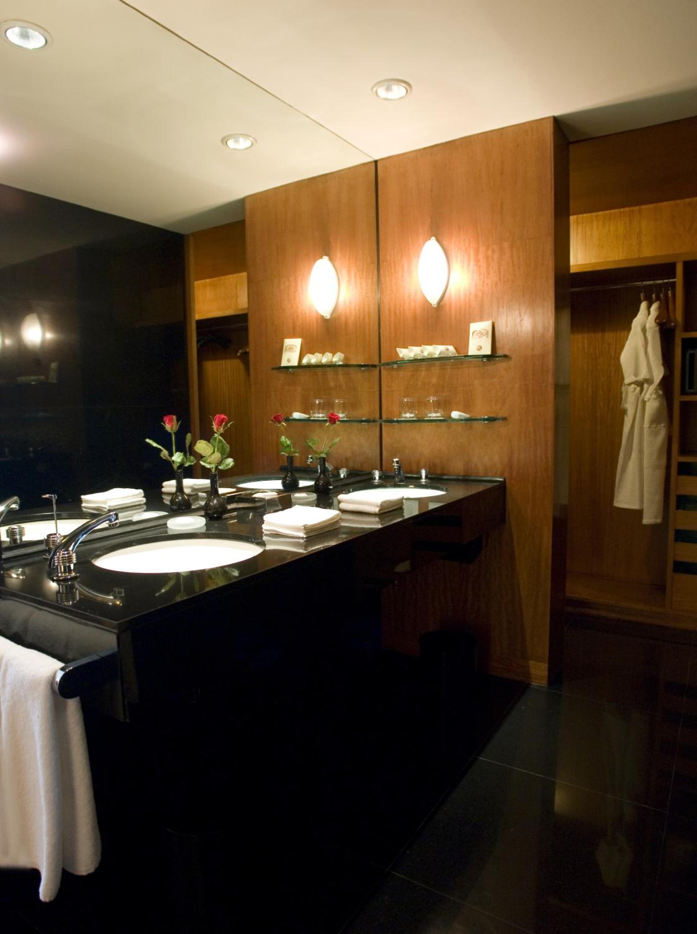 The Grand Deluxe Room with King Bed with 20% off on session of 30 mins Spa,15% off on food & soft beverage services,20% Discount on Laundry service Per stay per room - Photo 4