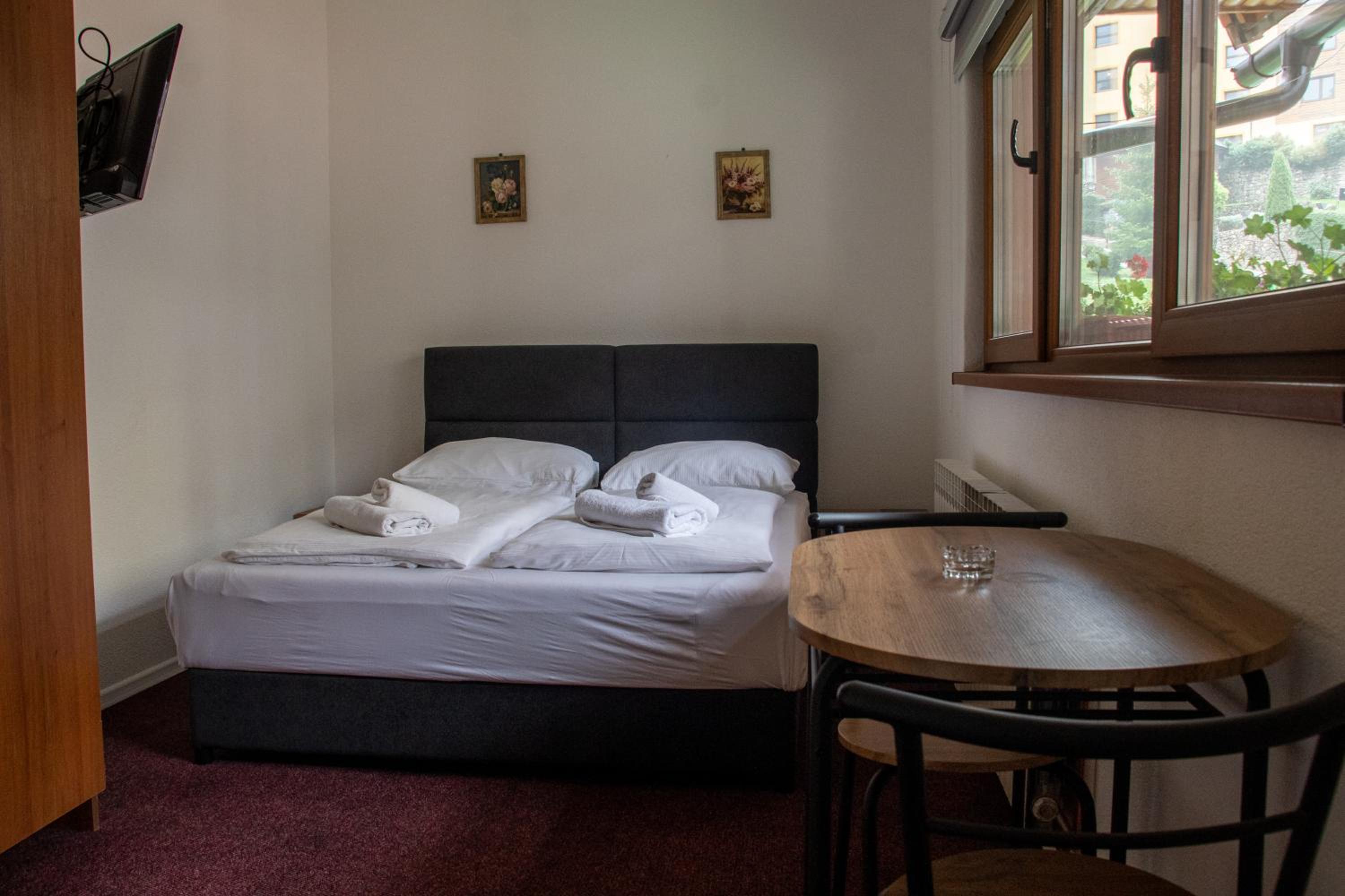 Deluxe Queen Room - Photo 1