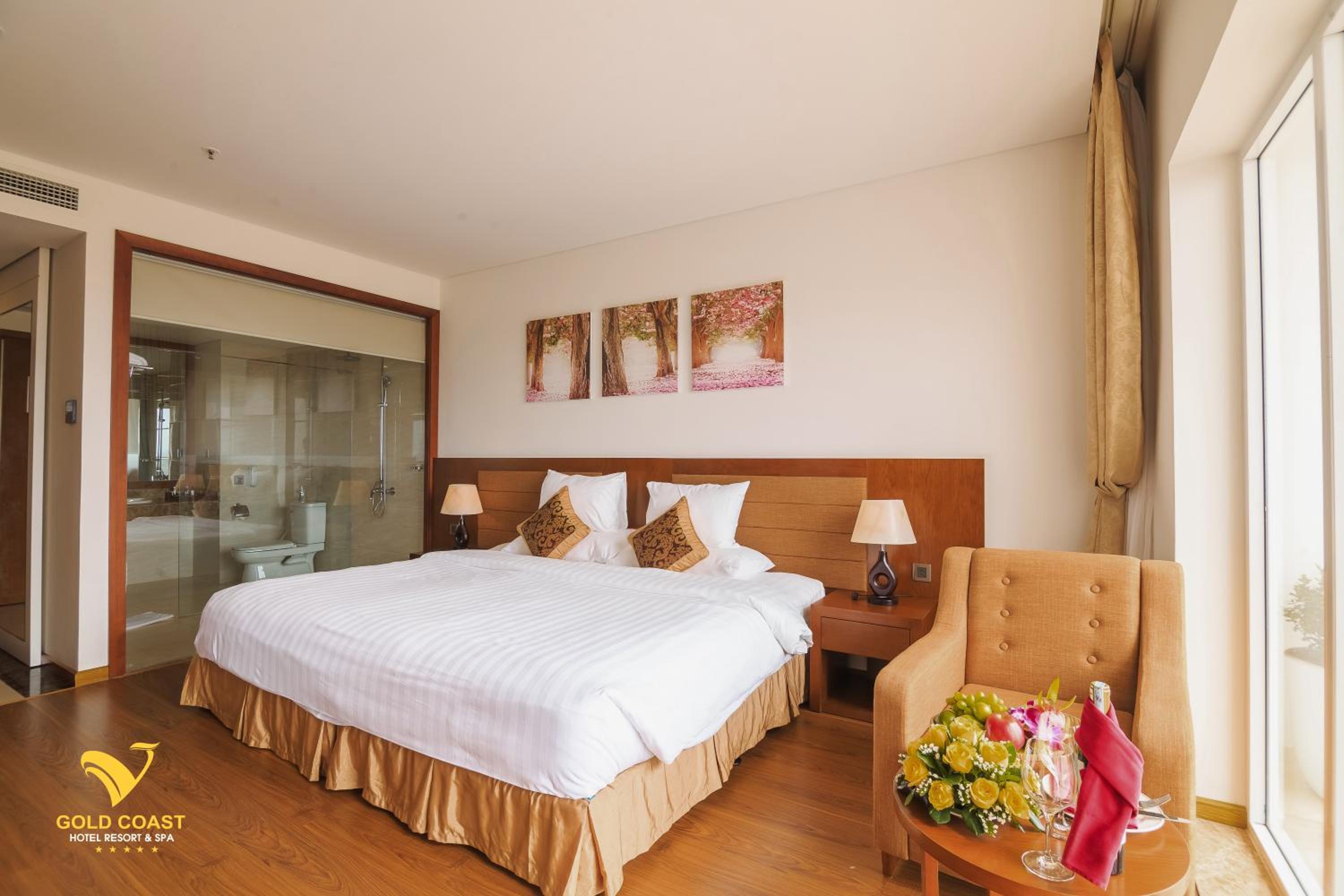 Superior King Room with City View