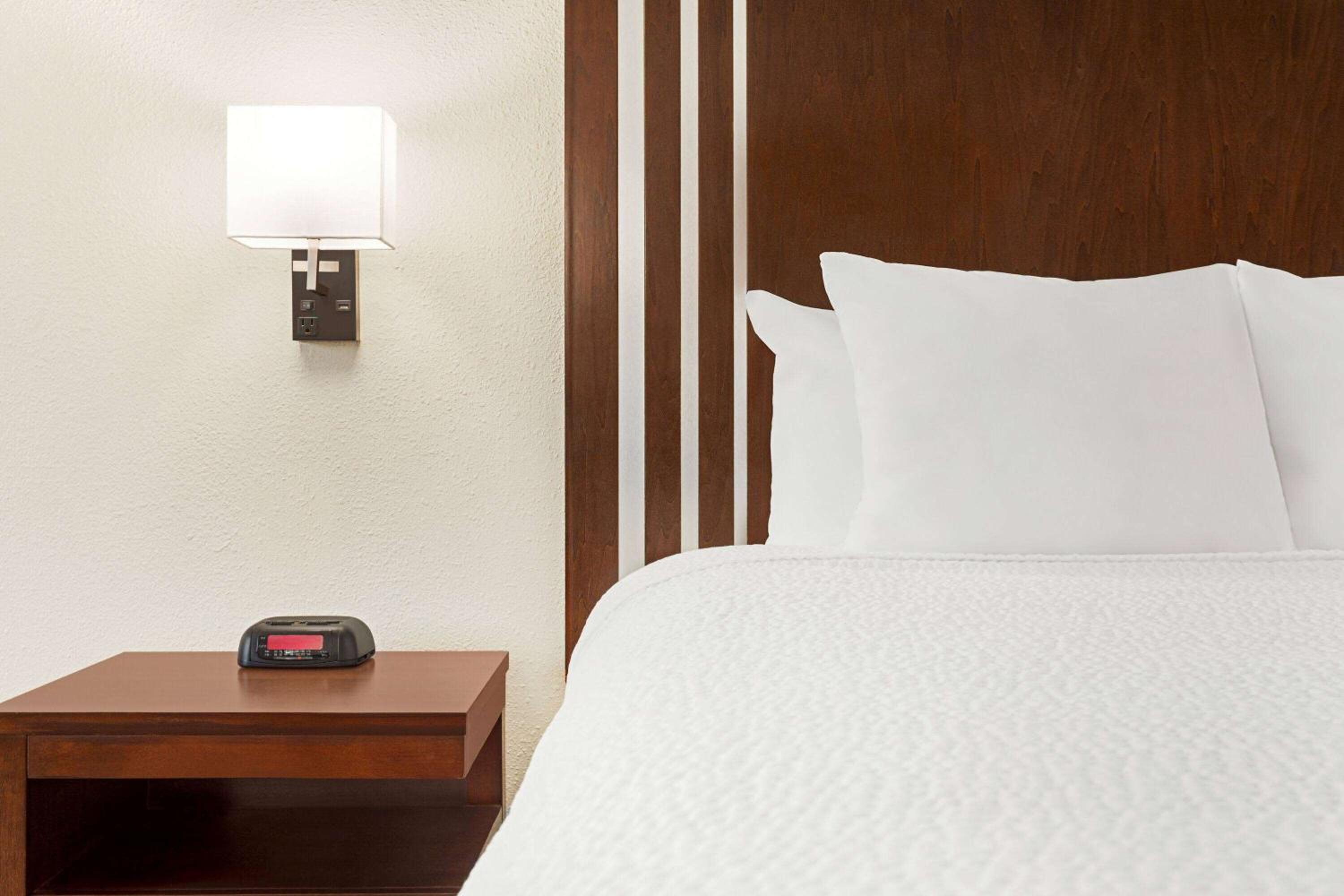 King Room - Non-Smoking - Photo 5