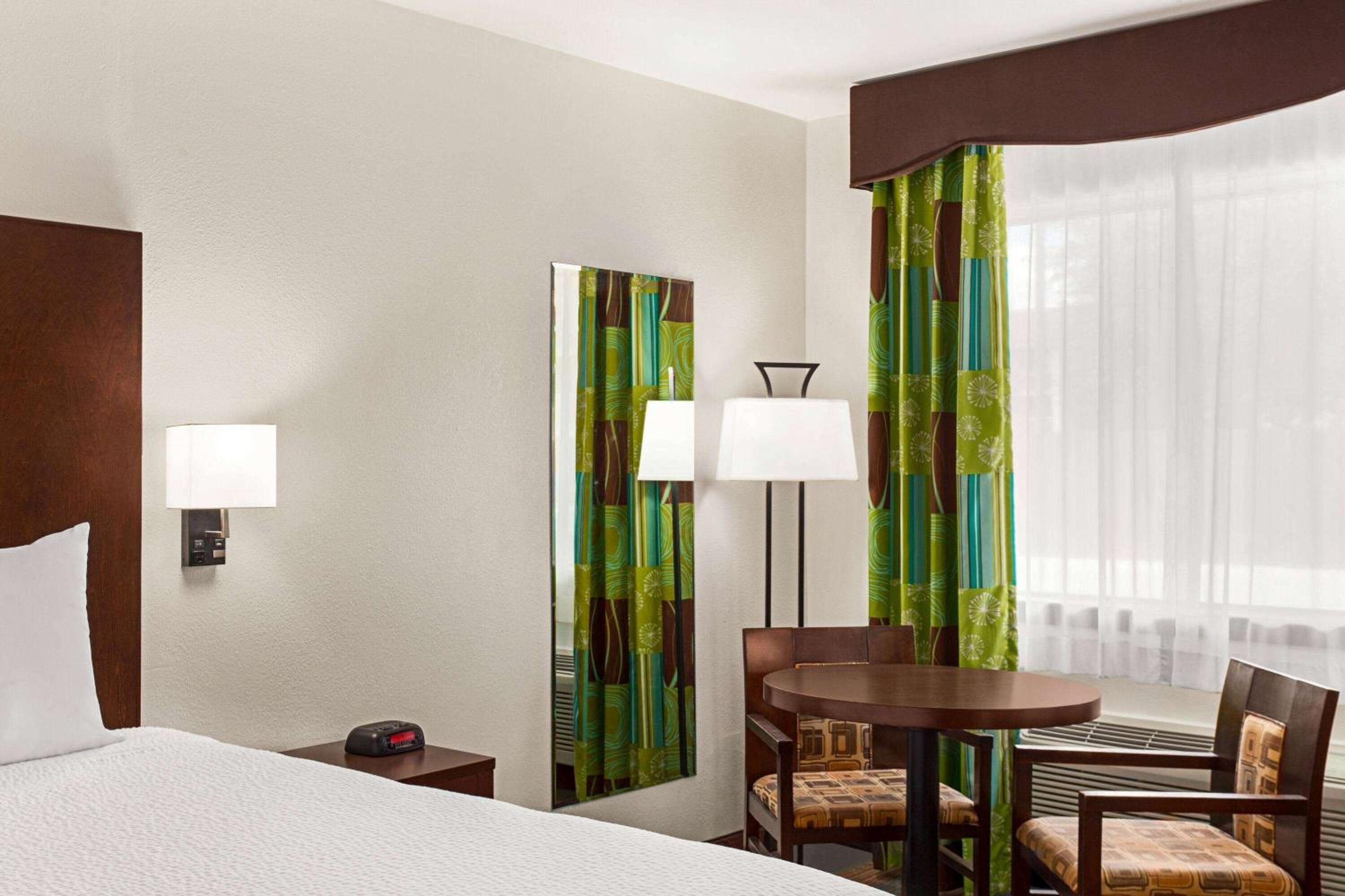 King Room with Bath Tub - Mobility/Hearing Accessible - Non-Smoking - Photo 4