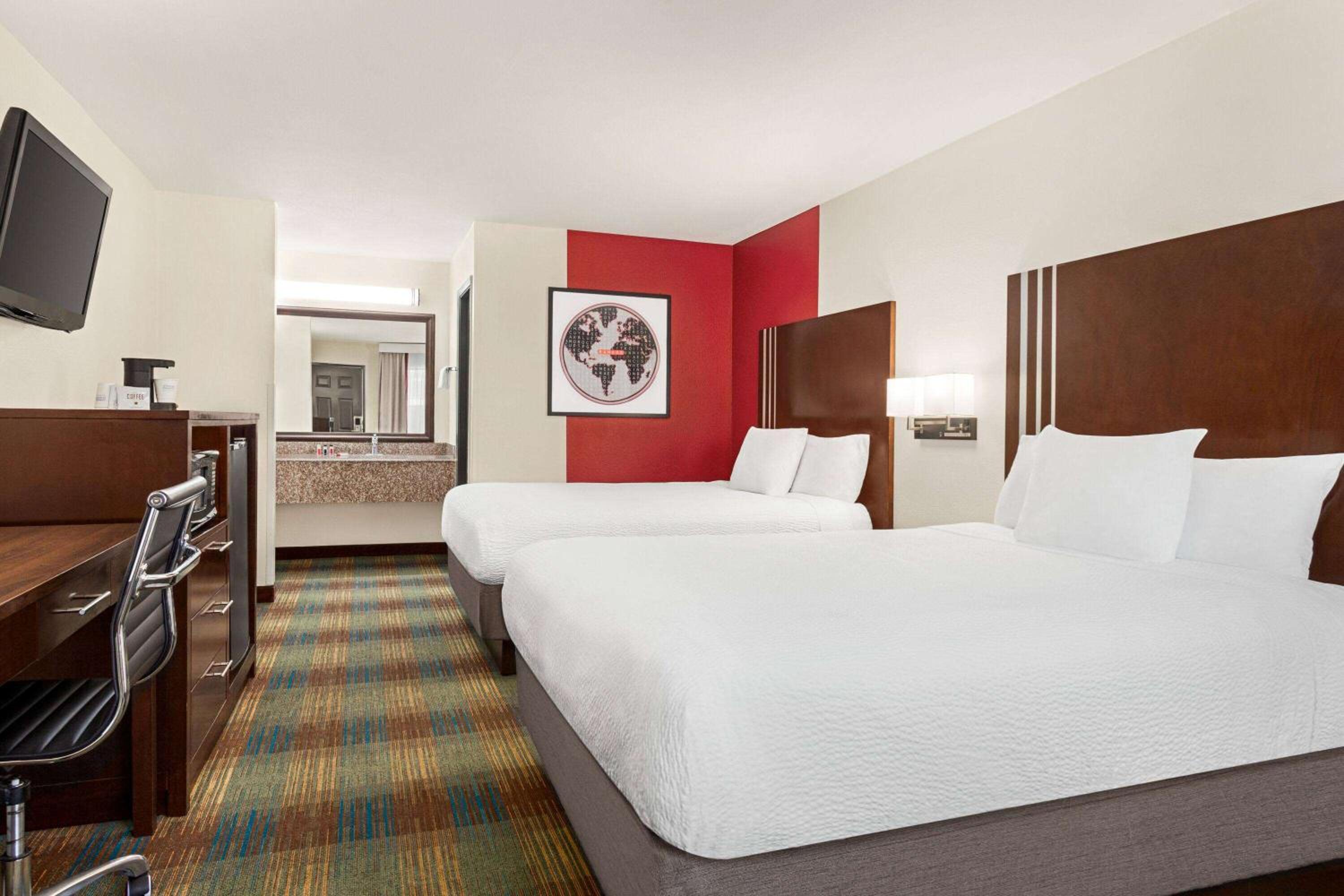 Queen Room with Two Queen Beds - Non-Smoking - Photo 5