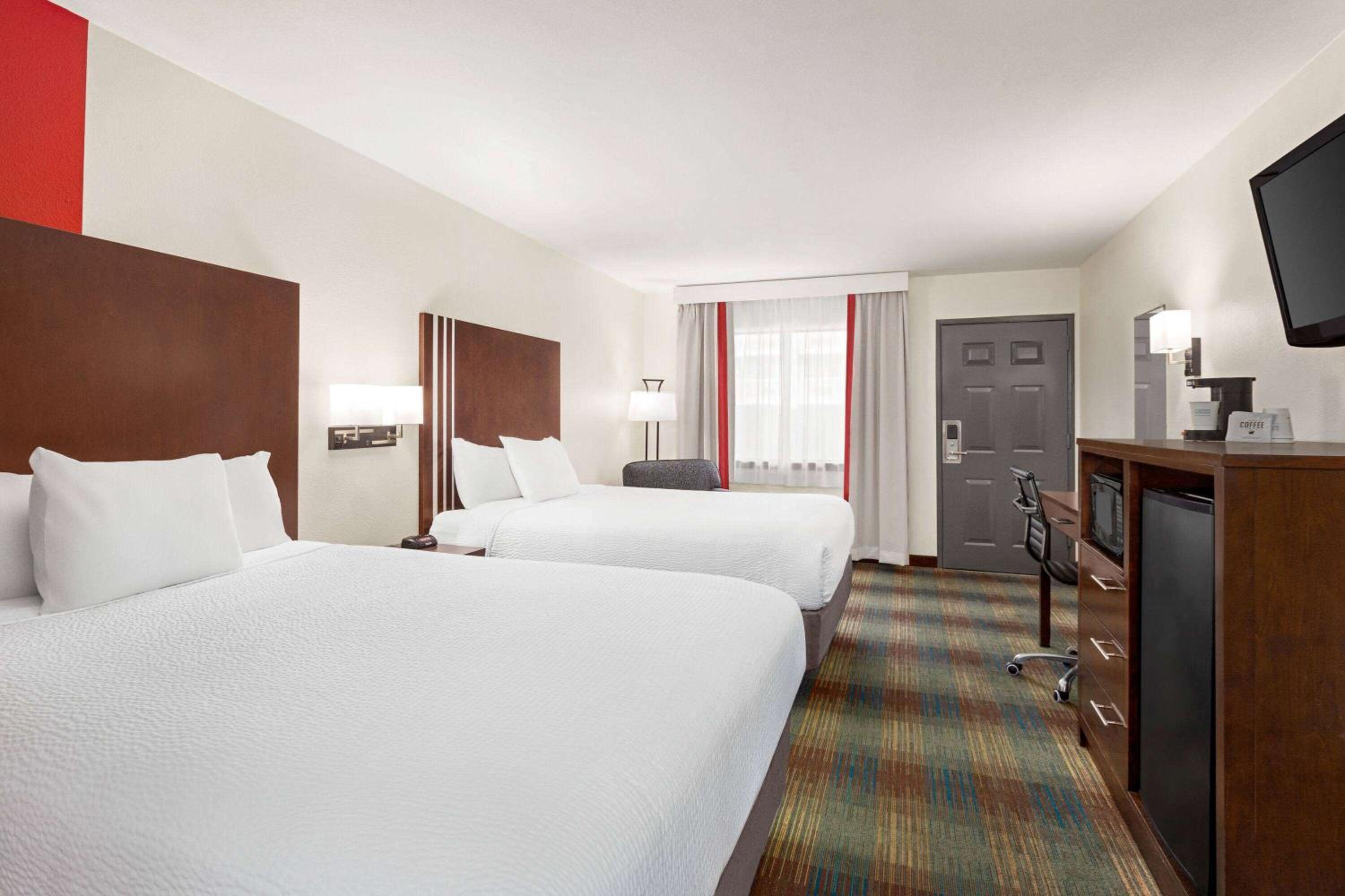 Queen Room with Two Queen Beds - Non-Smoking - Photo 2