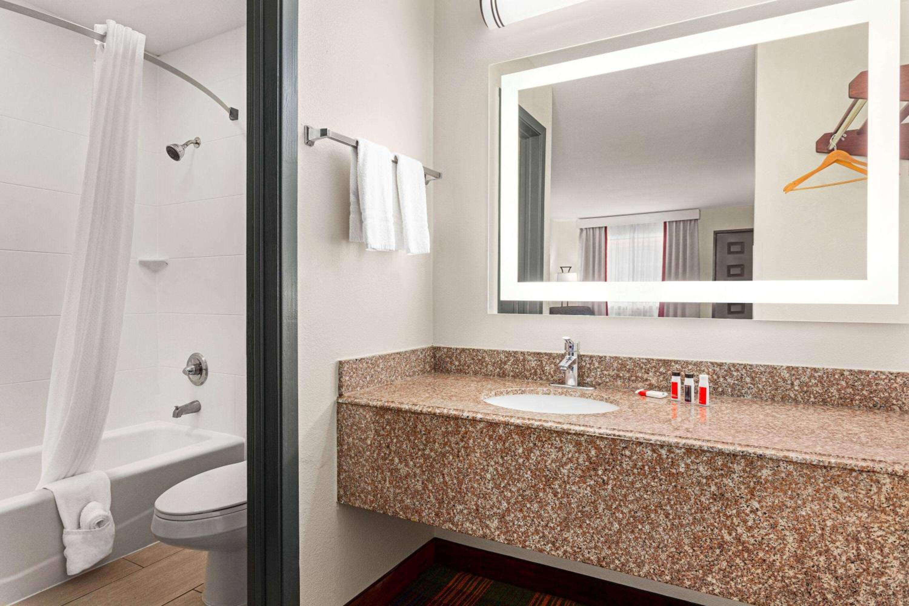 King Room - Non-Smoking - Photo 2