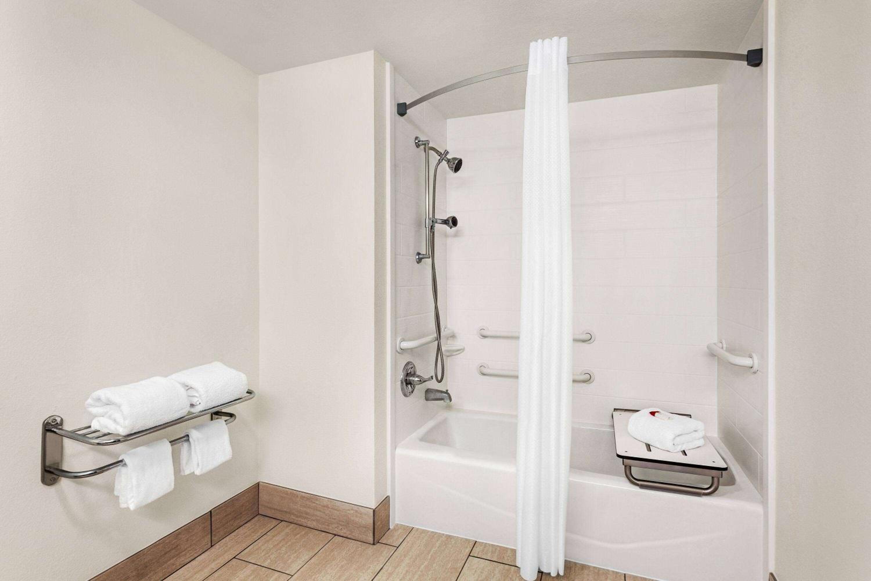 King Room with Bath Tub - Mobility/Hearing Accessible - Non-Smoking - Photo 3