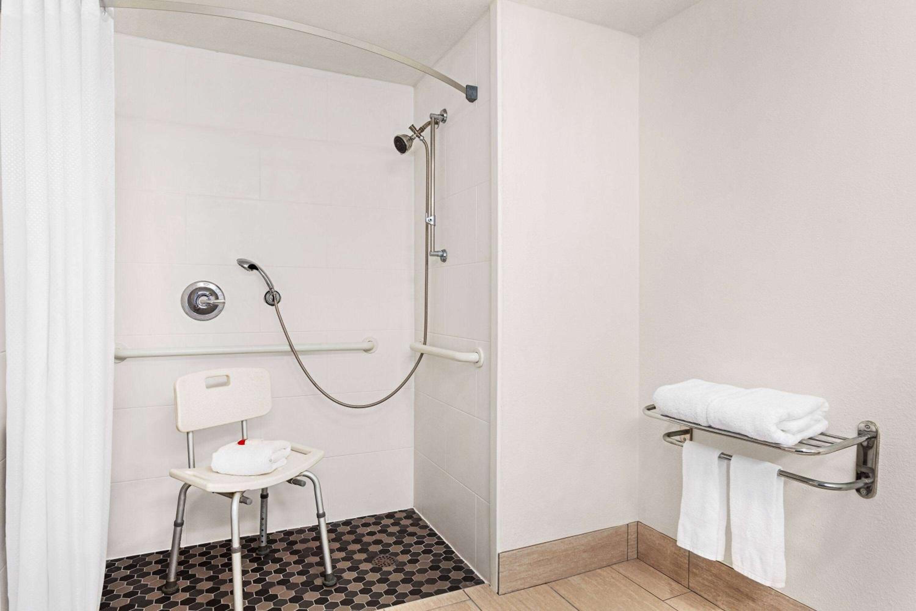 King Room with Bath Tub - Mobility/Hearing Accessible - Non-Smoking - Photo 2