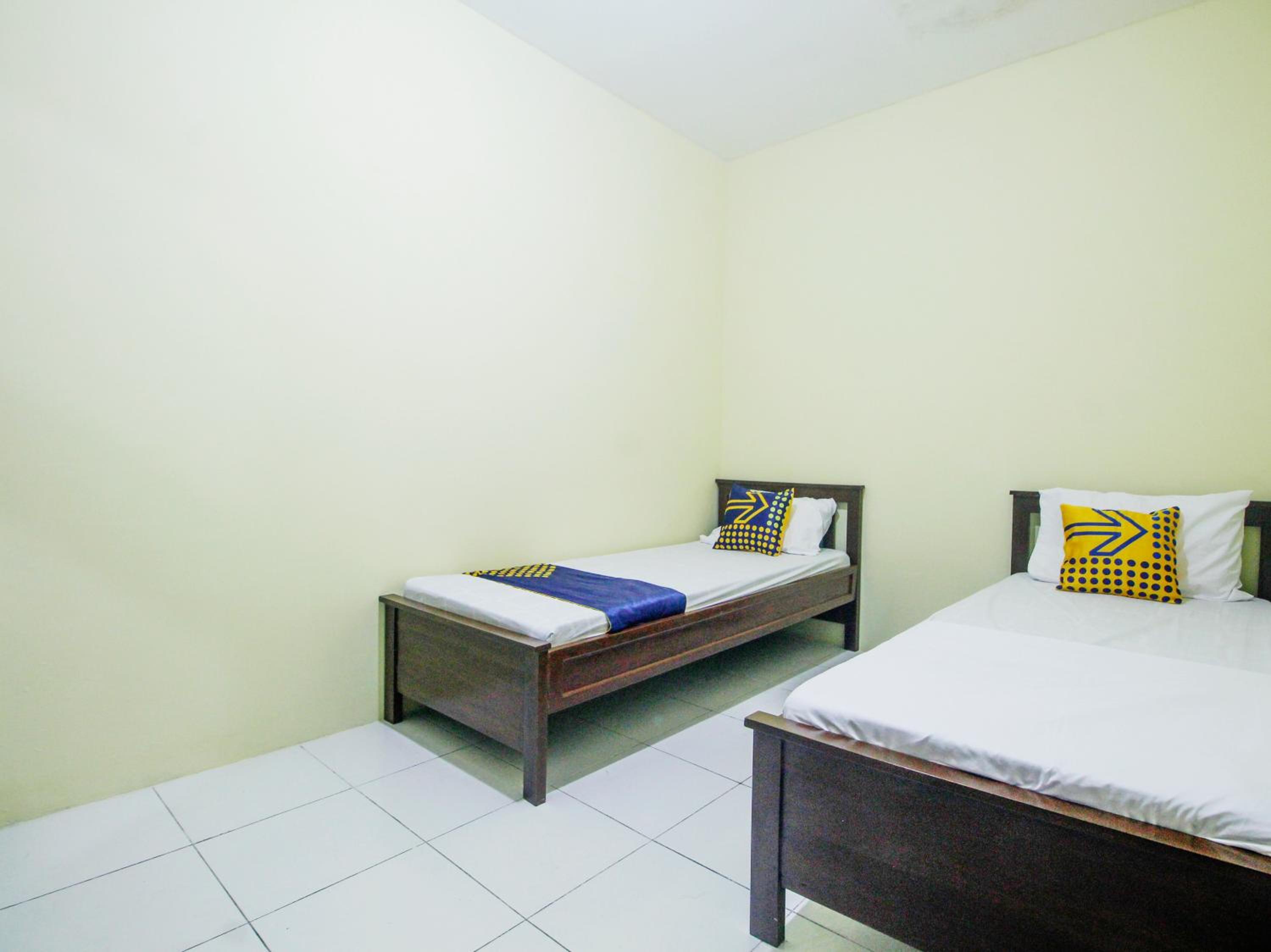 Economy Twin Room photo 1