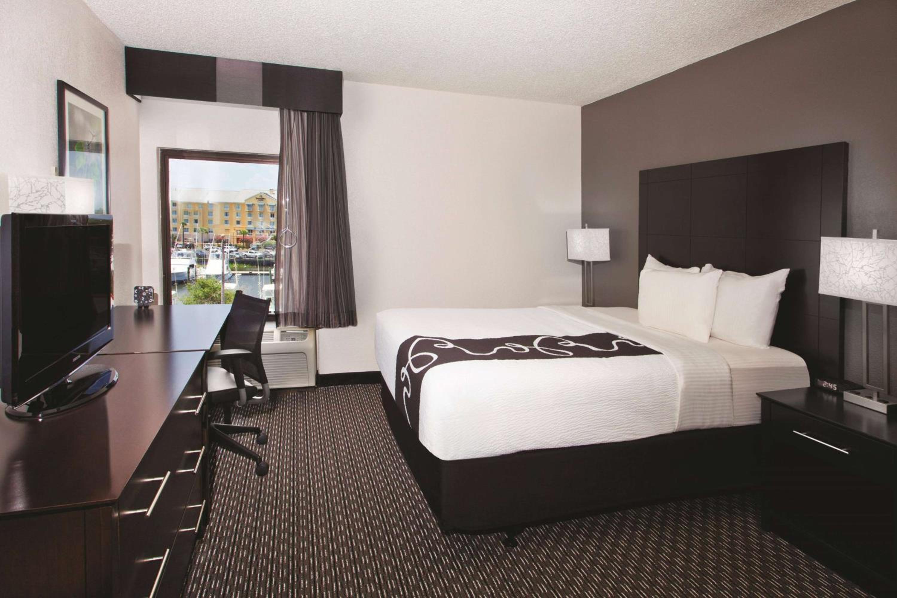 Exterior Queen Room - Pet-Friendly/Non-Smoking - Photo 3