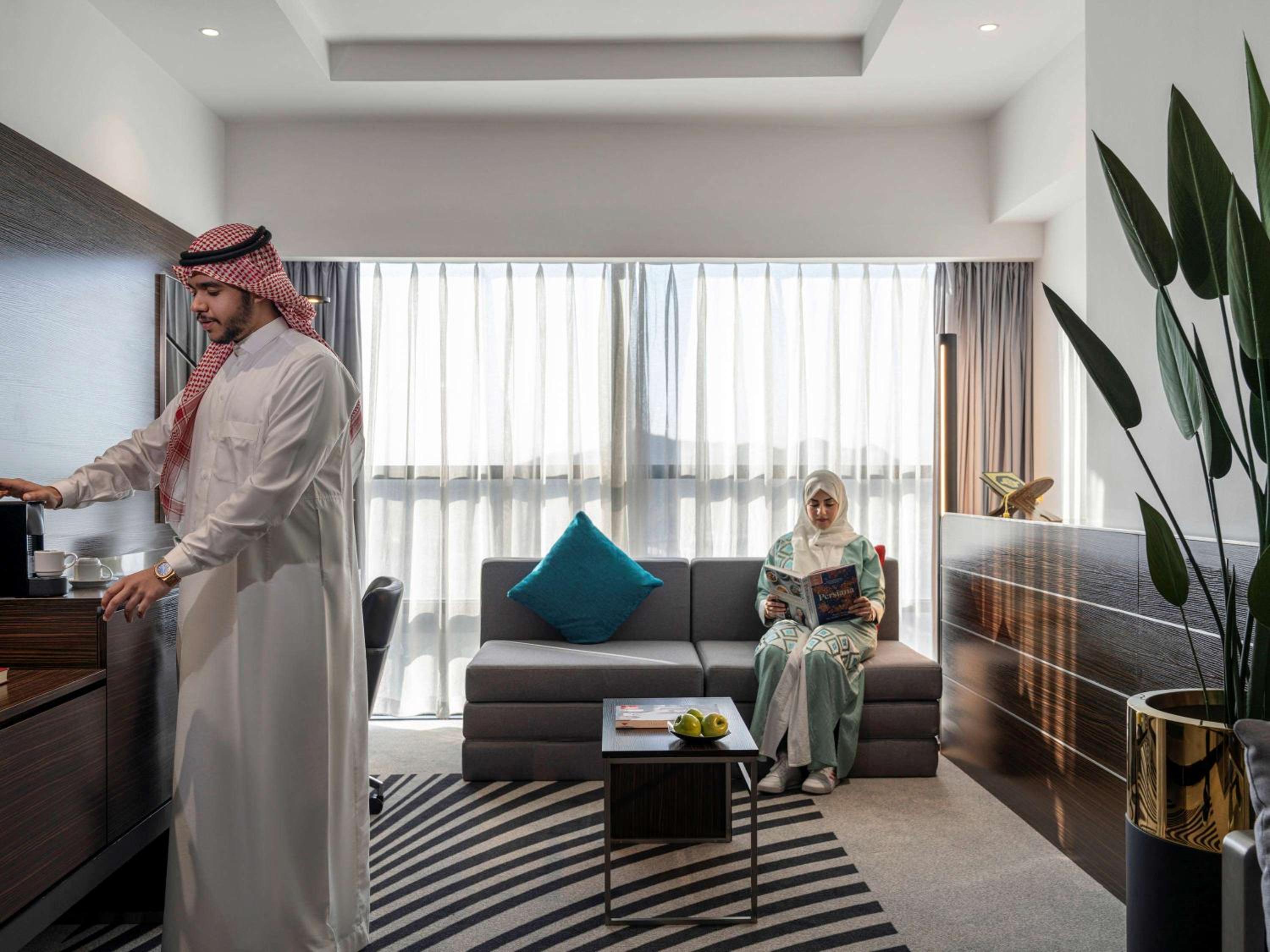 Junior Suite with One King Bed and Living Room - Photo 4