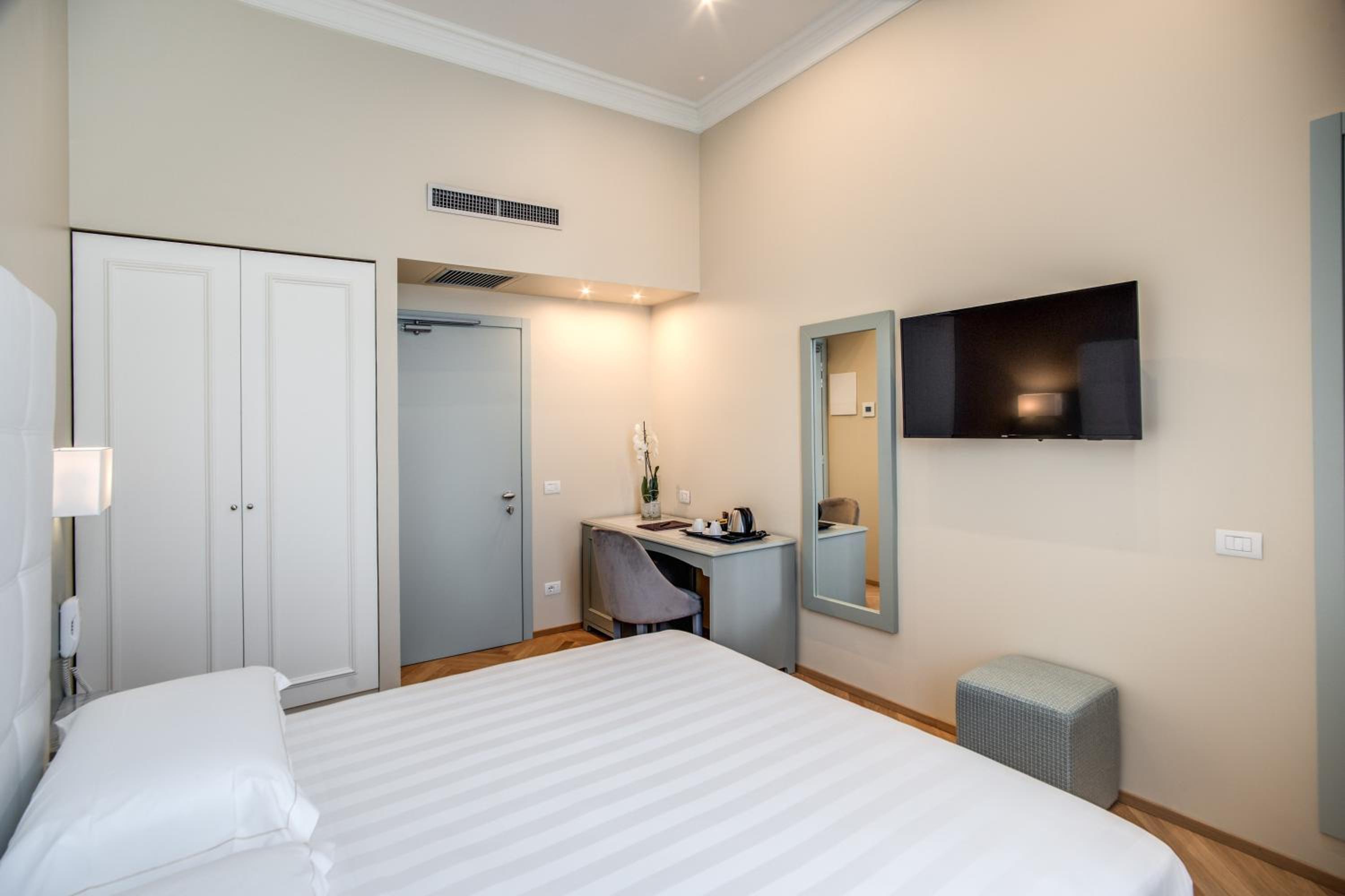 Economy Double Room thumbnail 5