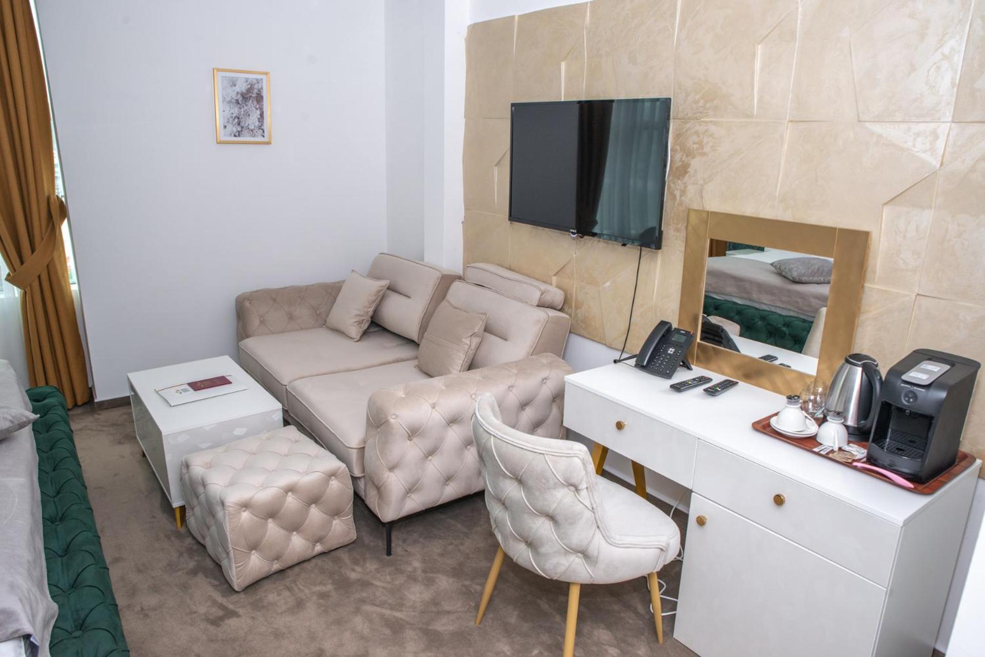 Deluxe Double Room - Photo 13