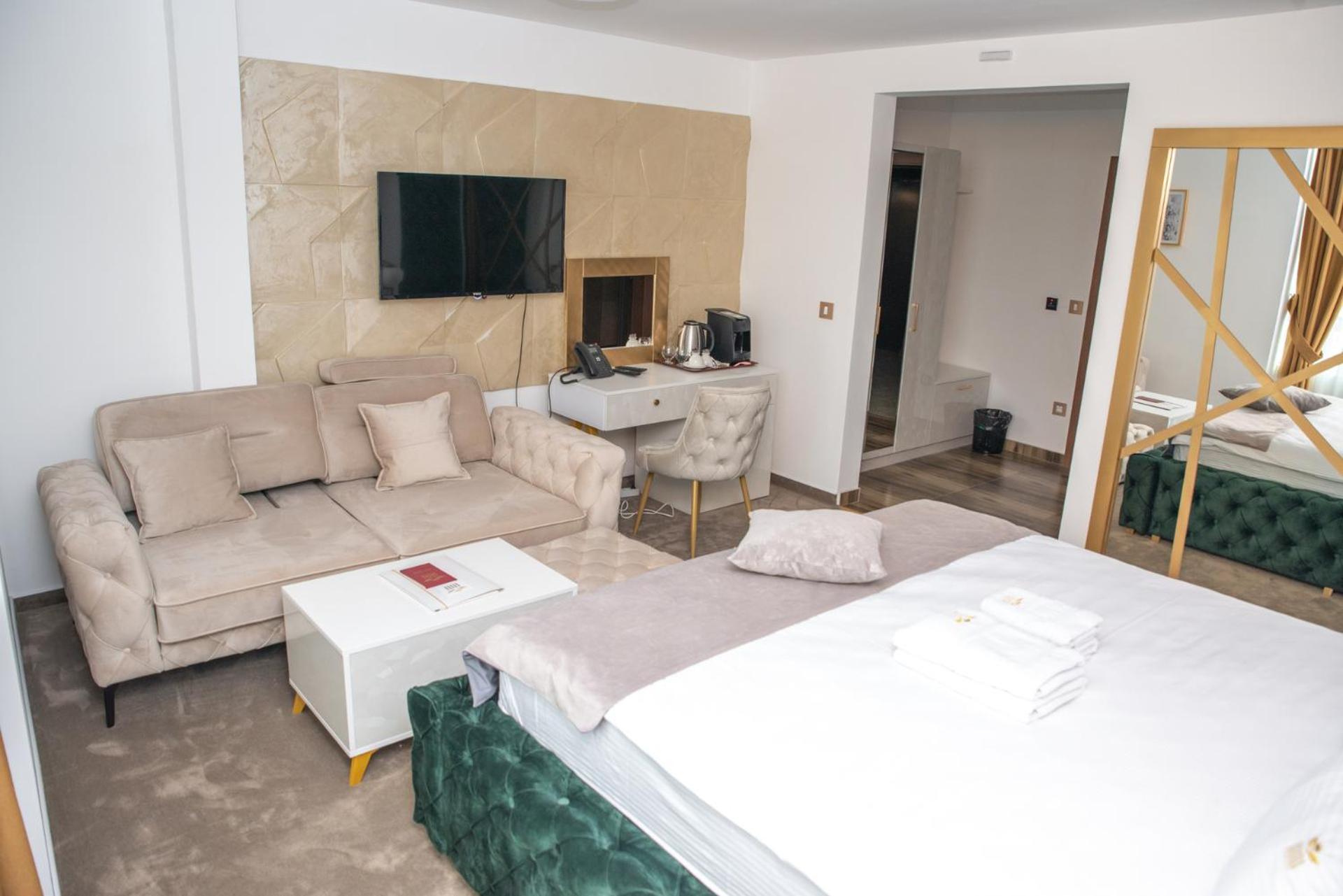 Deluxe Double Room - Photo 12