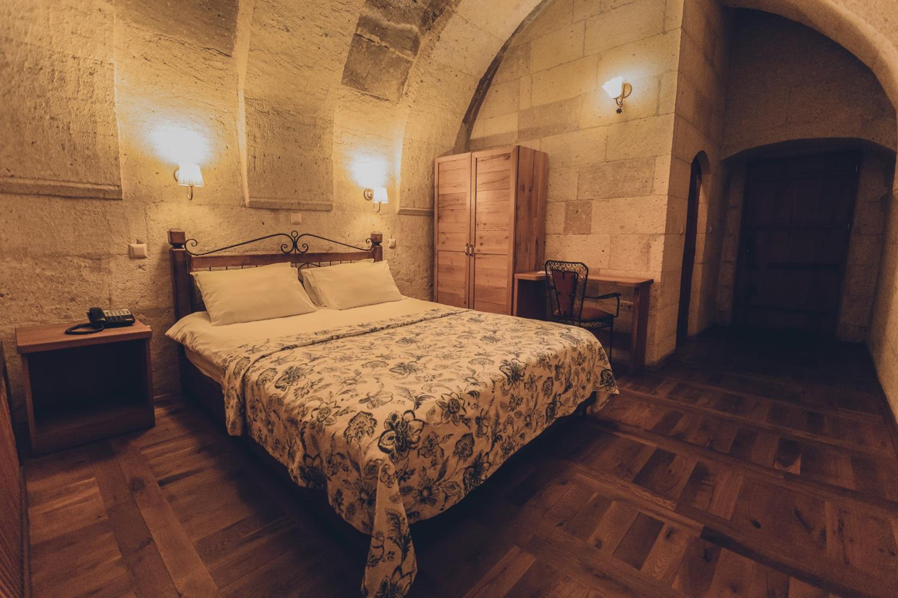 Standard Double Room - Photo 8