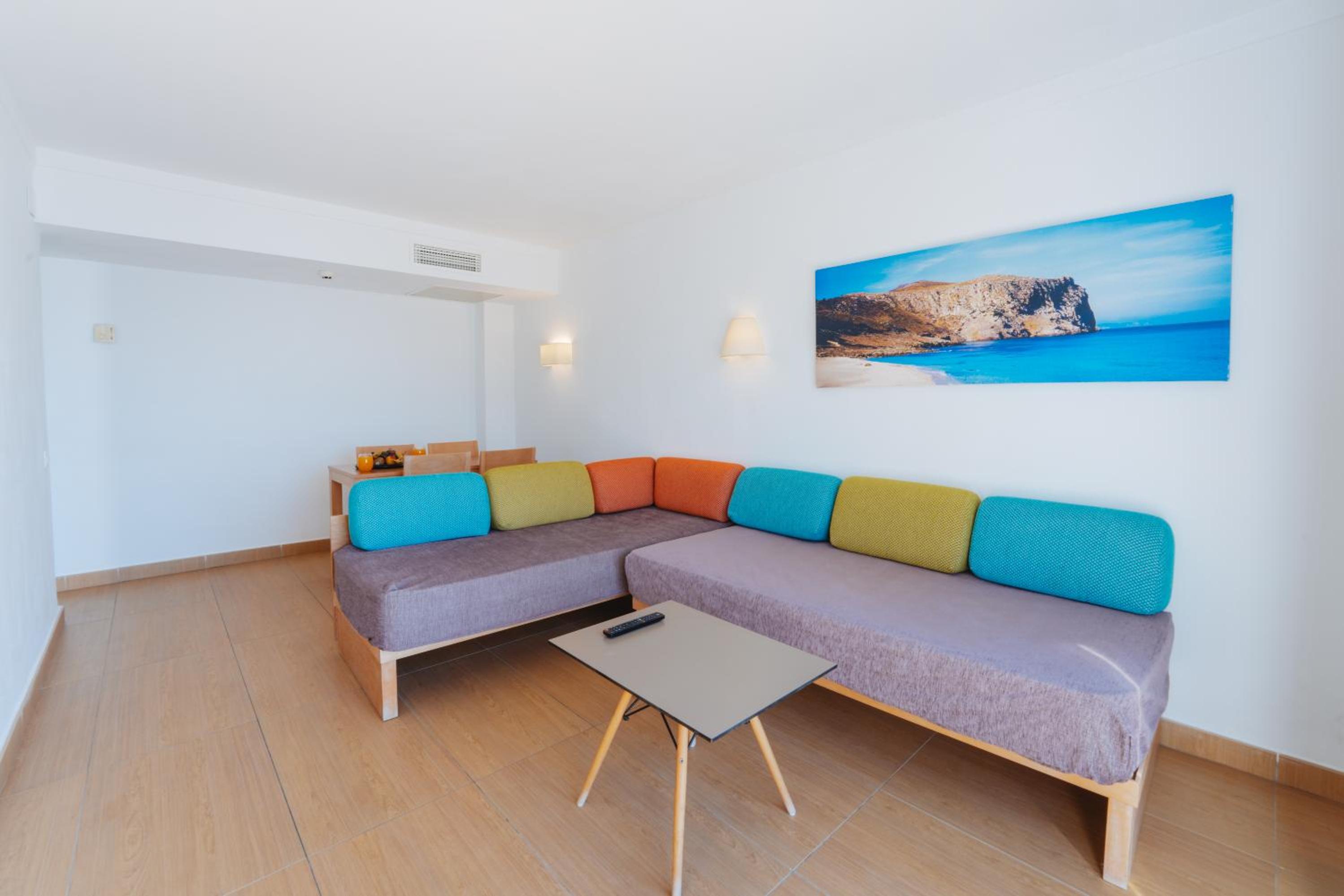 One-Bedroom Apartment with Sea View photo 3