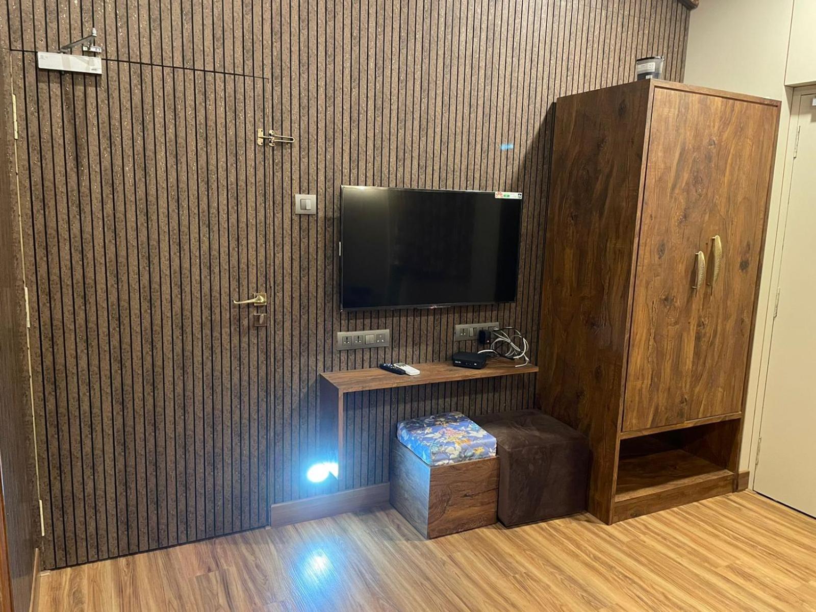 Deluxe King Room photo 2