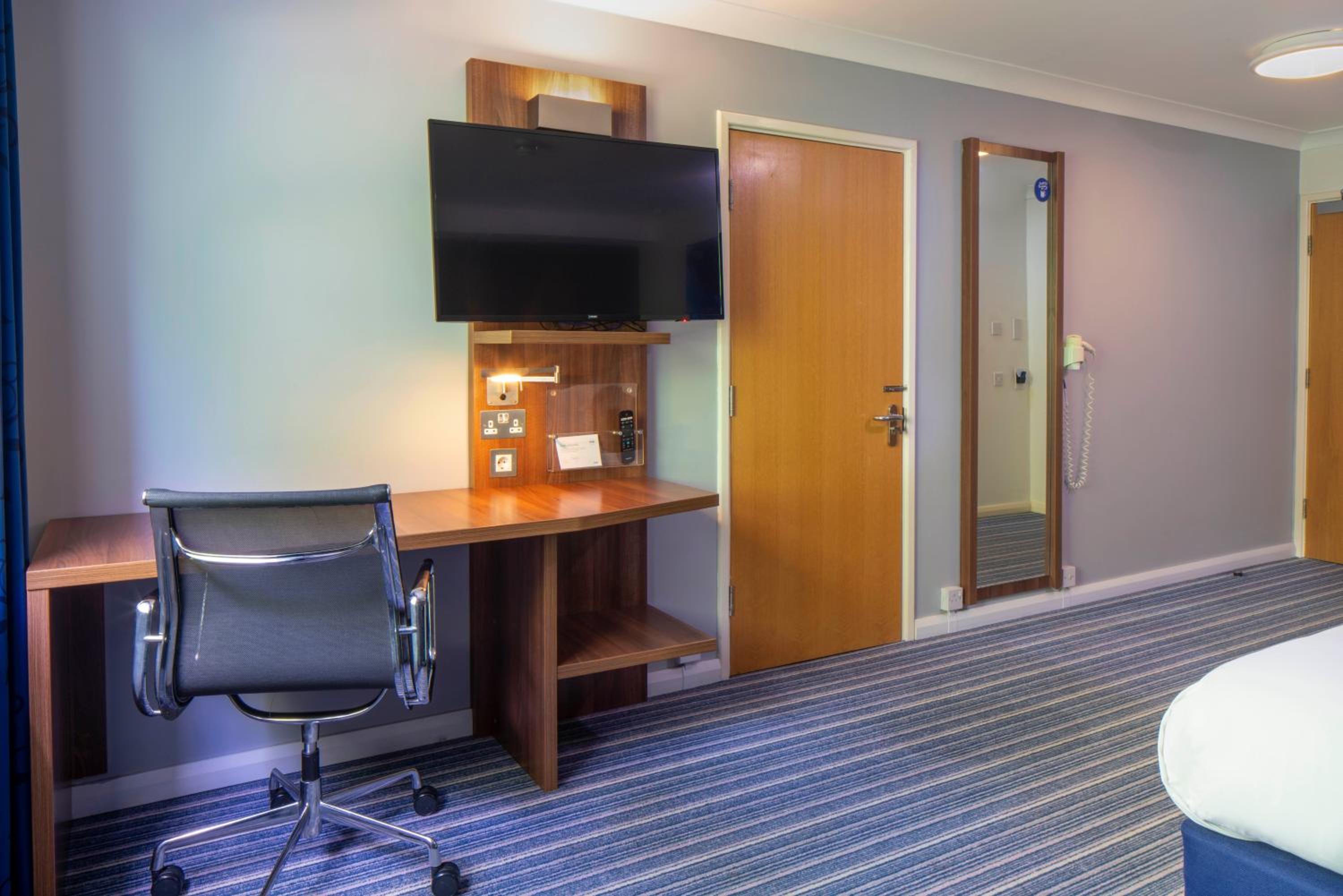 Standard Room with Free Hot Breakfast - Photo 2