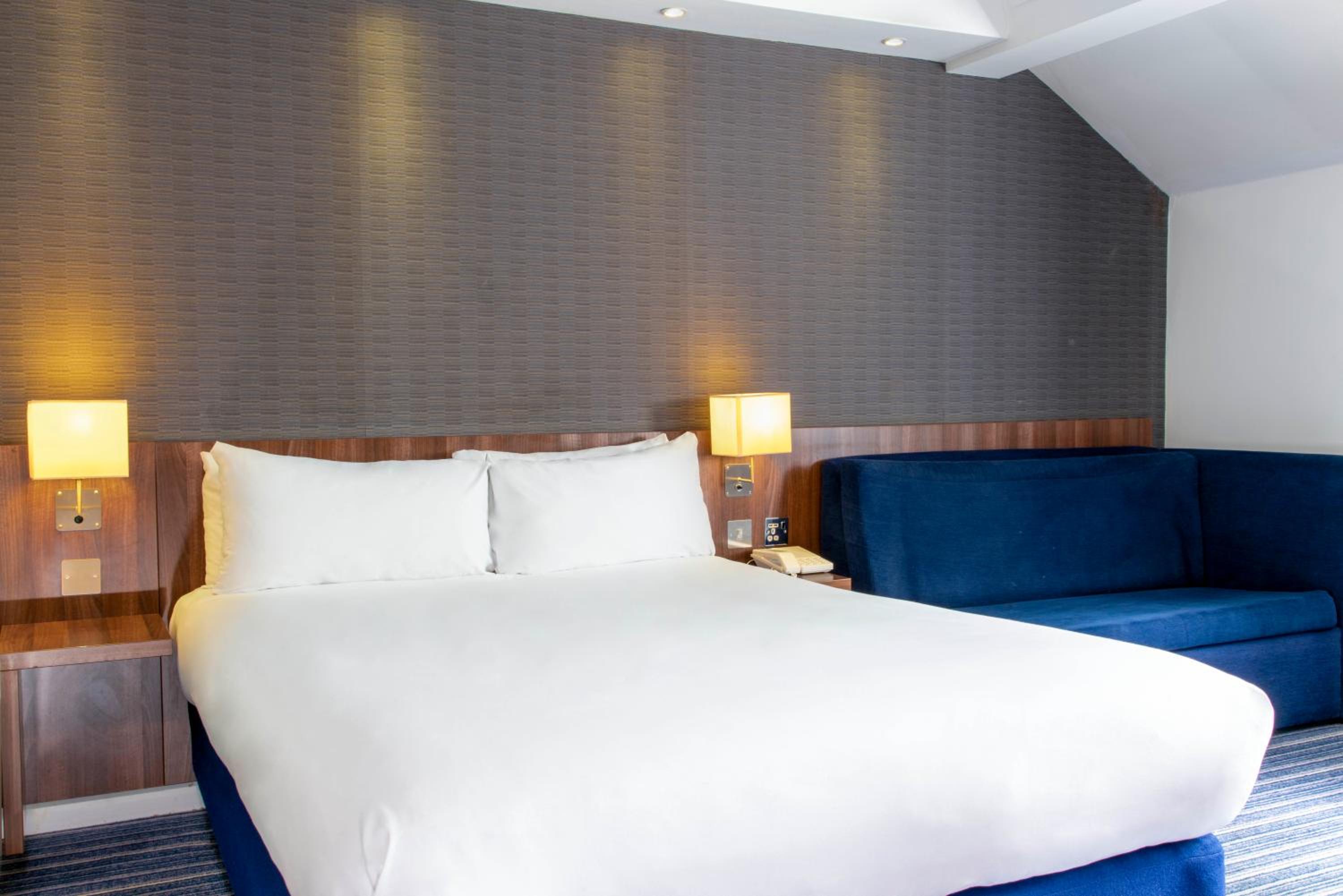 Standard Room with Free Hot Breakfast - Photo 8