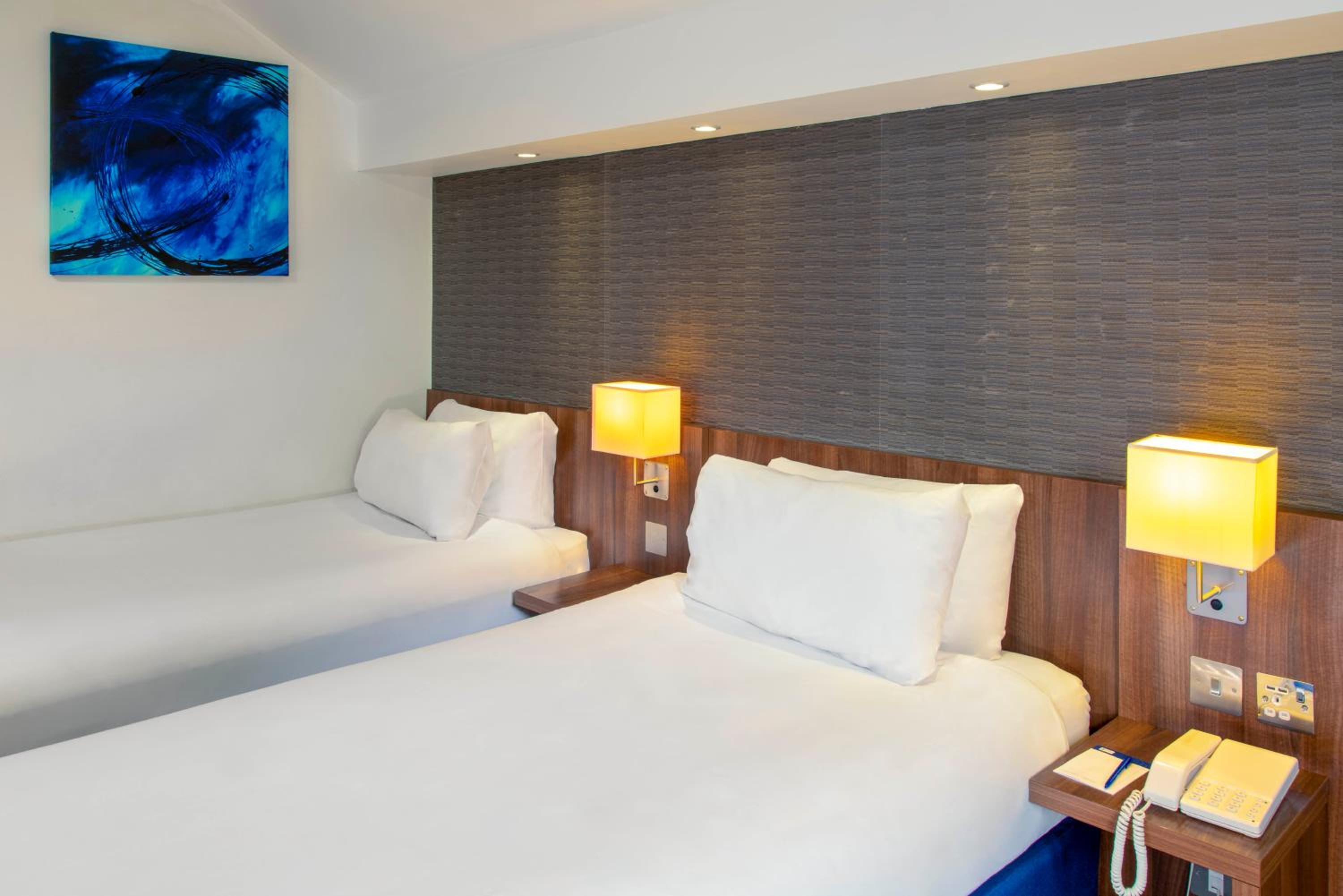 Standard Twin Room with Free Hot Breakfast - Photo 2