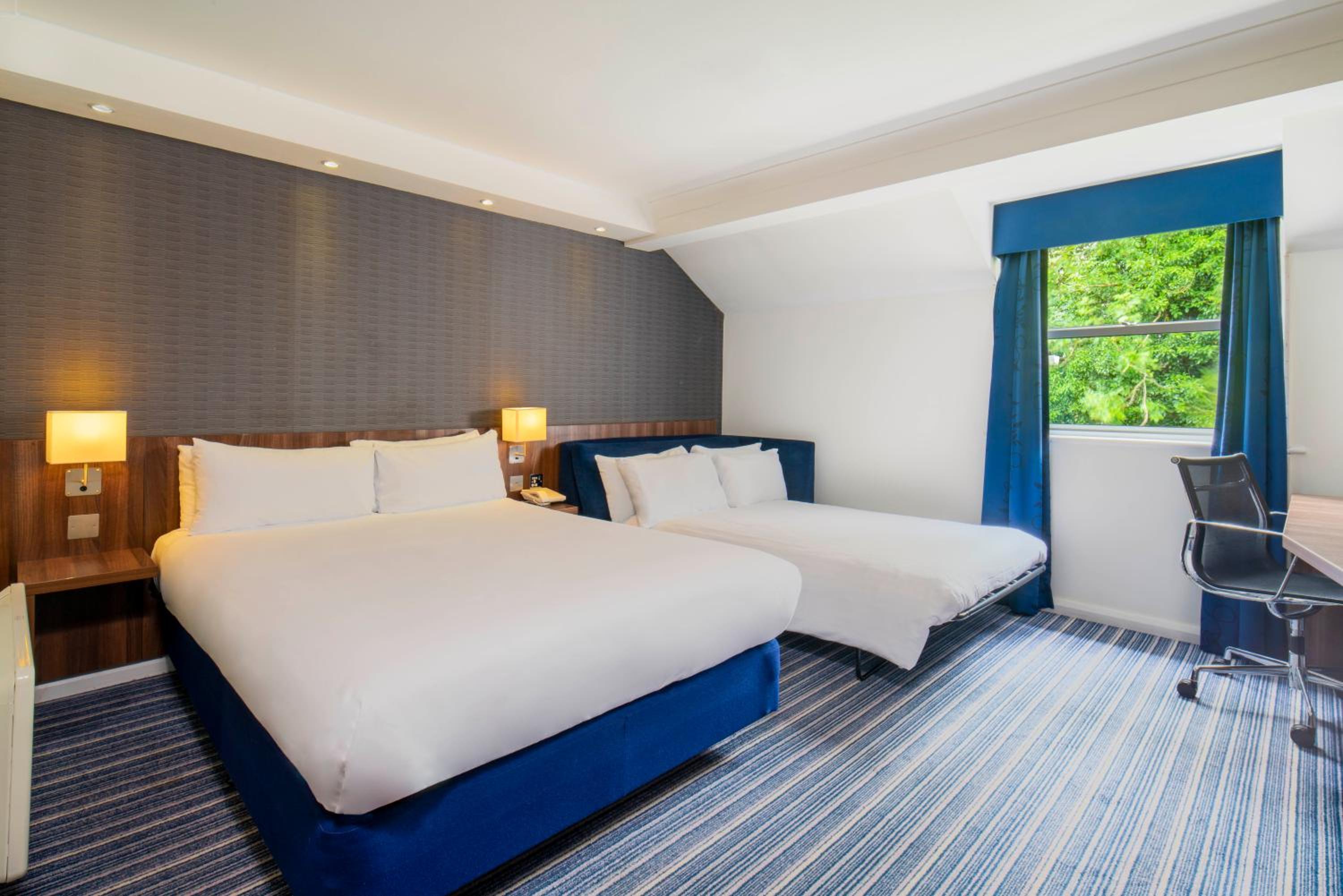 Standard Double Room with Sofa Bed and Free Hot Breakfast - Photo 1