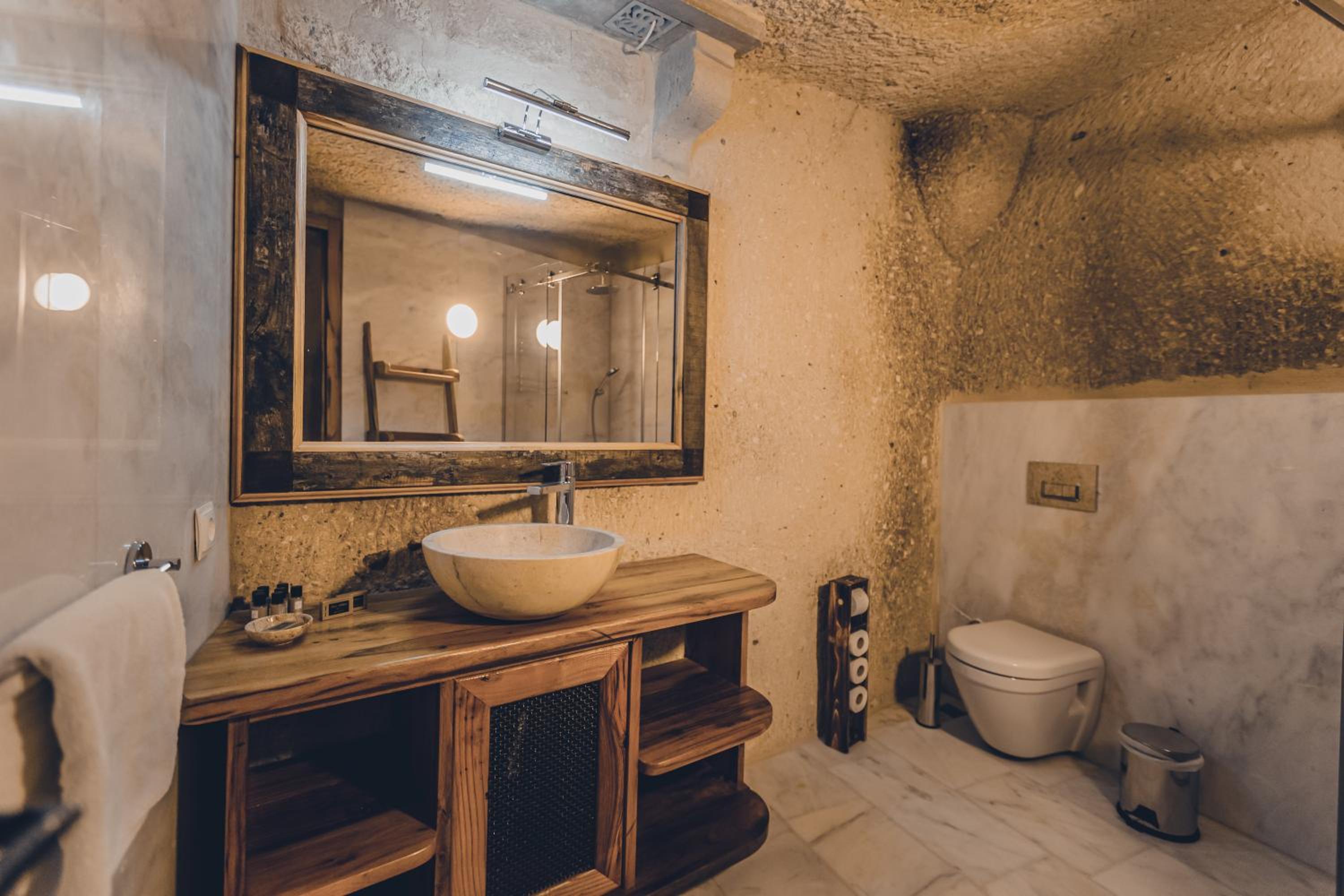 Deluxe Double Room with Bath - Photo 15